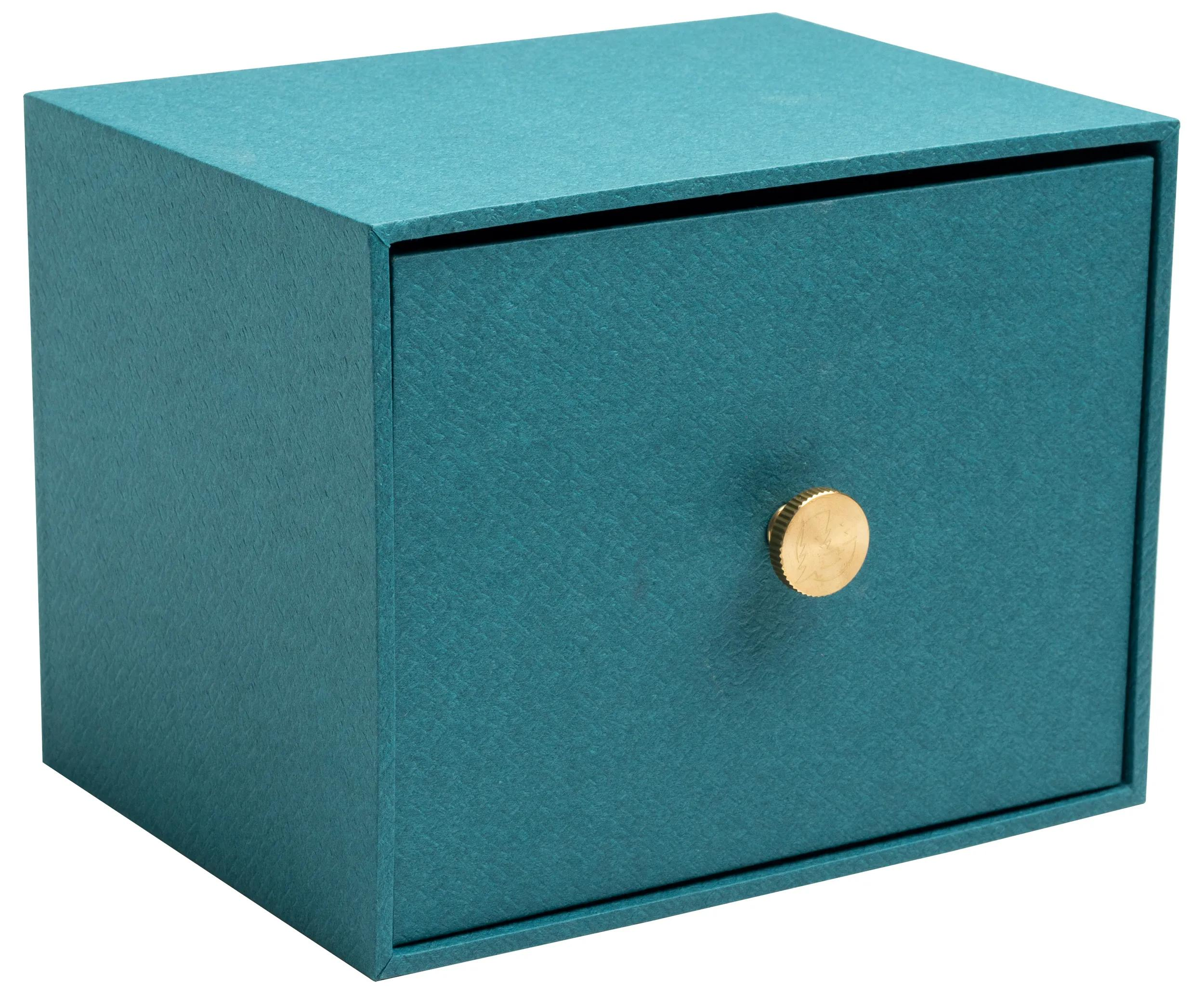 Una caja pequeña de color verde azulado con un cajón y un pomo dorado.
