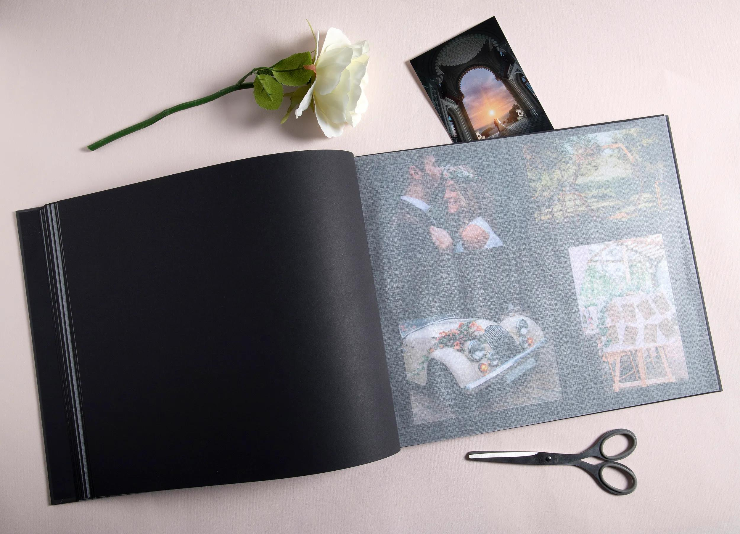 Álbum de fotos abierto con fotos de bodas, una rosa blanca y tijeras.