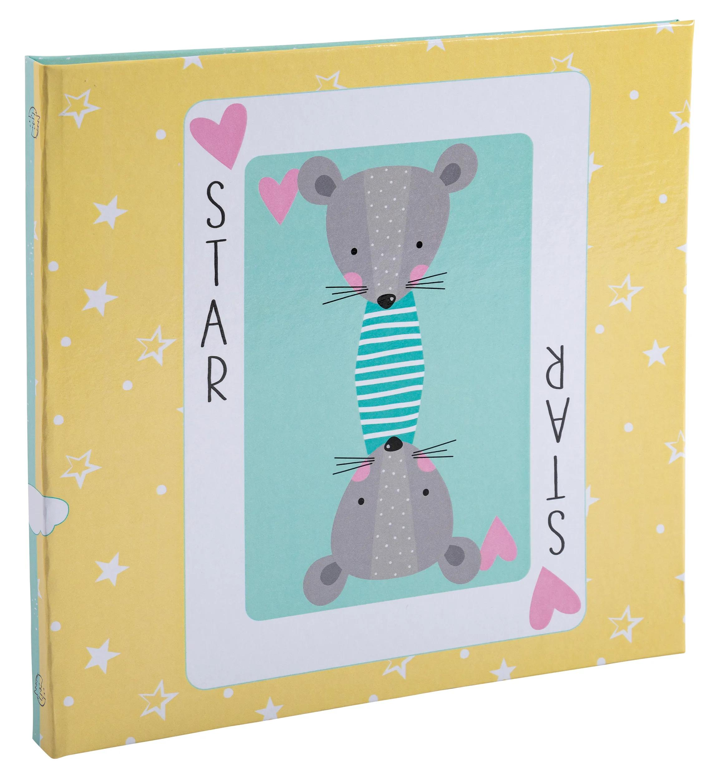Cuaderno amarillo con estrellas y dos ratones con diseño de carta de juego.