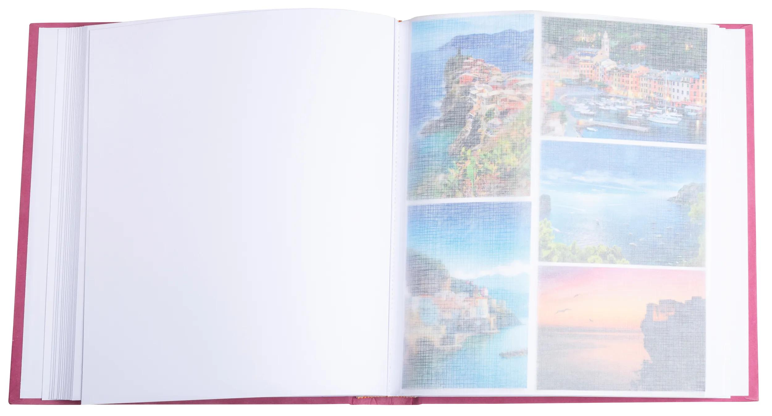 Un libro abierto con páginas en blanco a la izquierda y fotos de viajes a la derecha.
