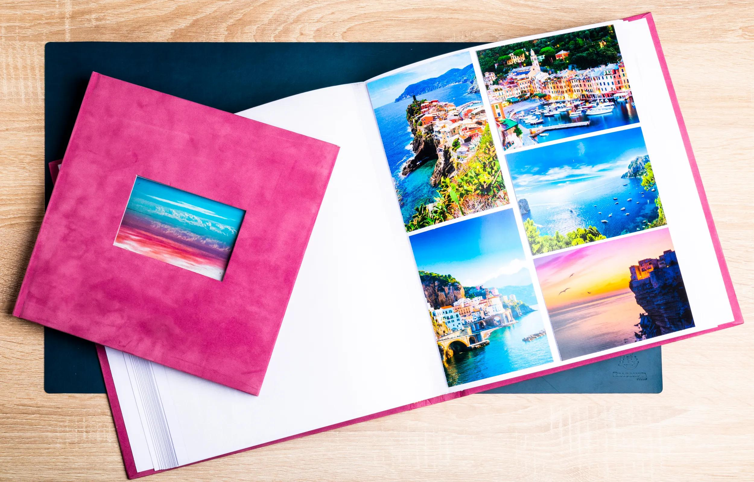 Un álbum de fotos abierto con coloridas fotos de viajes y una cubierta rosa.