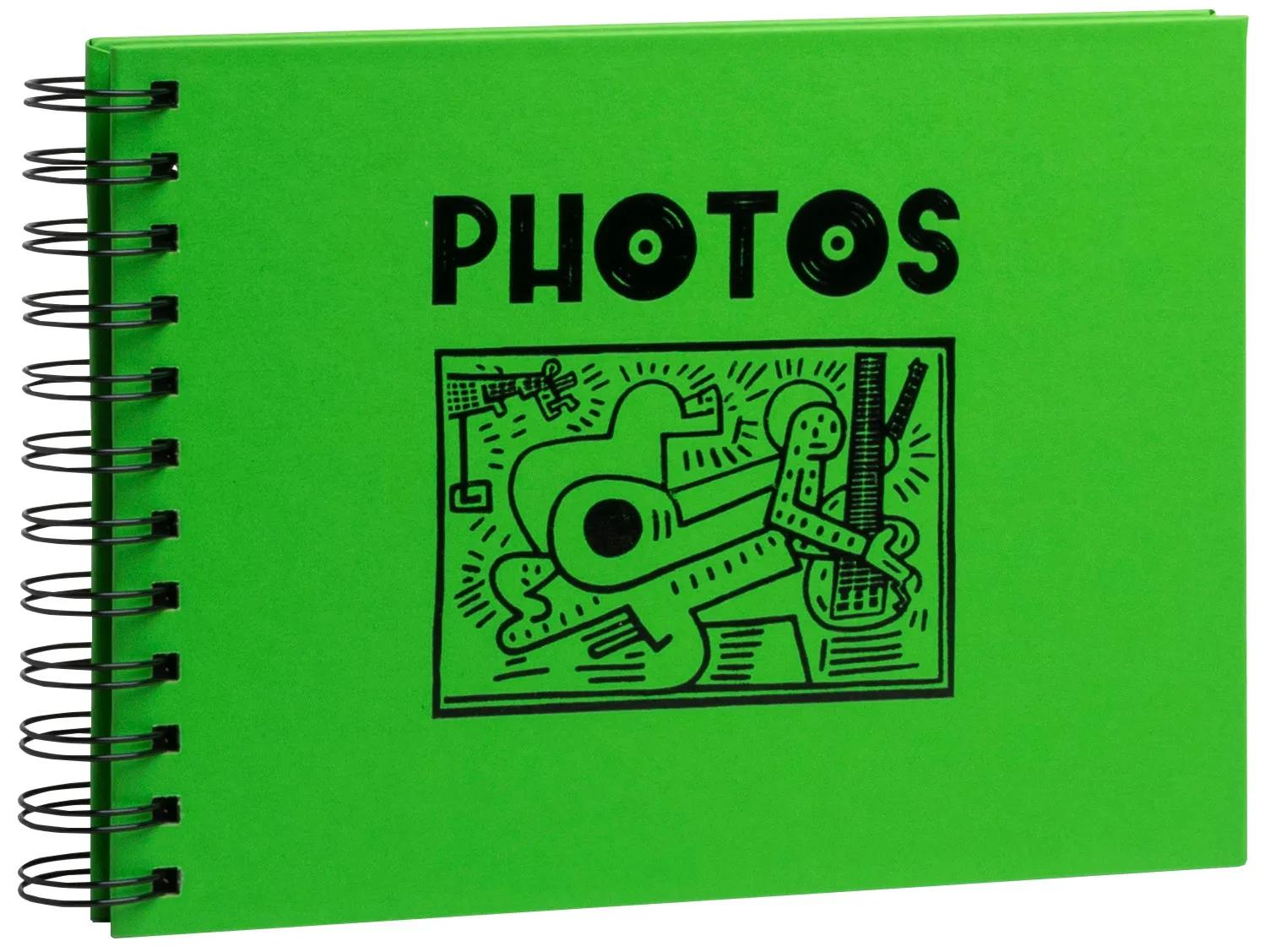 Un cuaderno verde con letras negras y un dibujo.