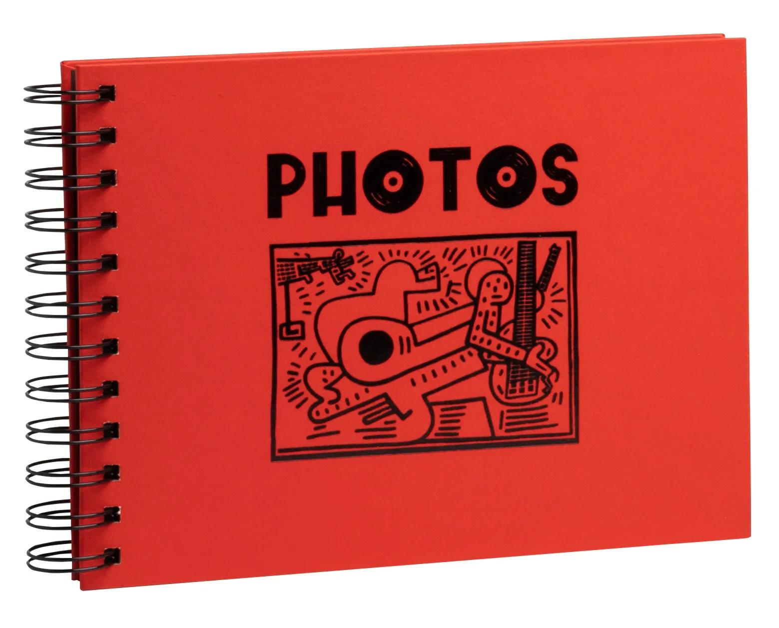 Álbum de fotos rojo con espiral negra y gráfico de Keith Haring.
