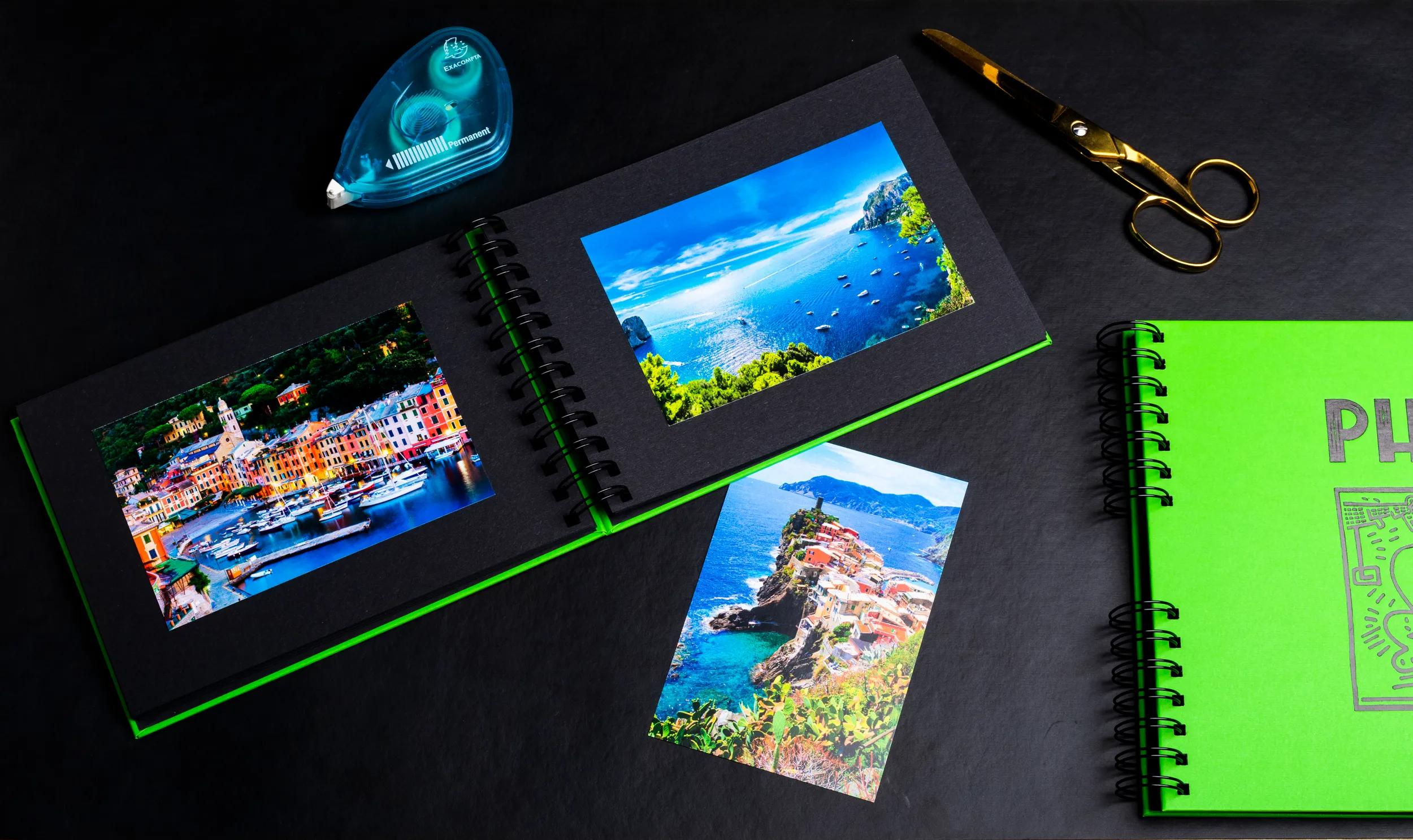 Un álbum de fotos con imágenes de pueblos costeros, tijeras y cinta sobre fondo negro.