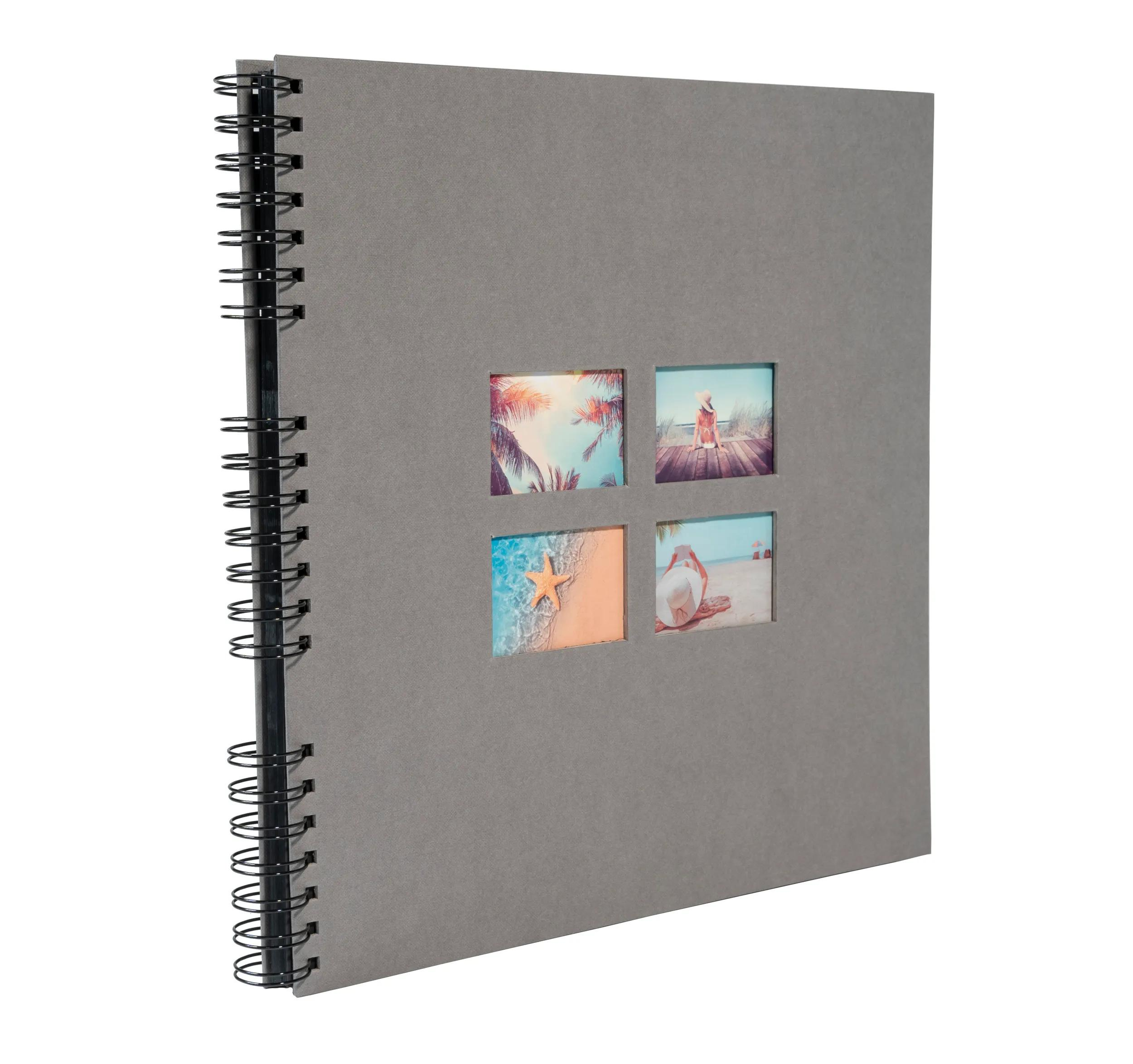 Álbum gris con espiral y cuatro pequeñas ventanas cuadradas que muestran escenas de vacaciones.