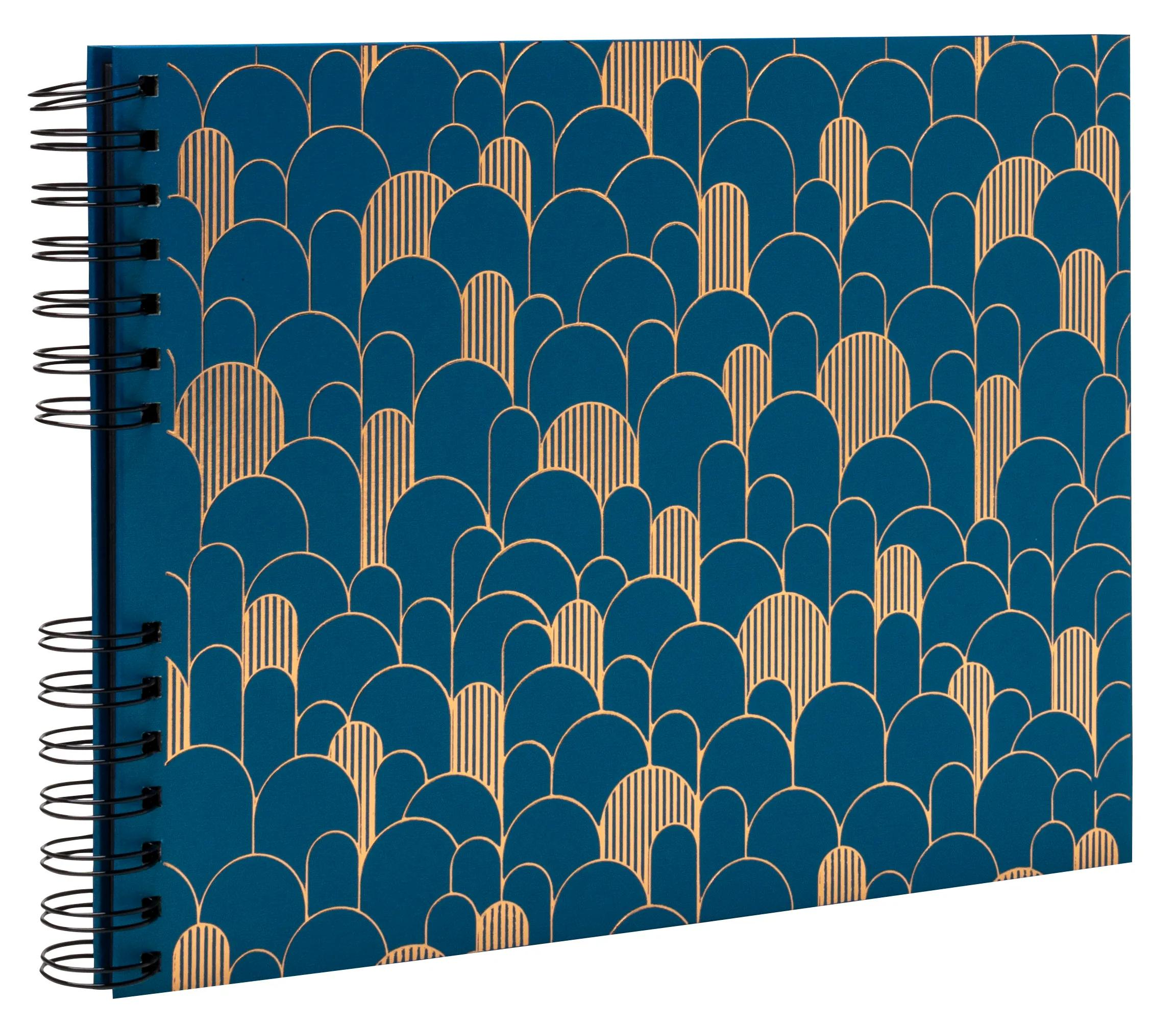 Un cuaderno con cubierta azul oscuro y un patrón geométrico dorado. Con espiral.