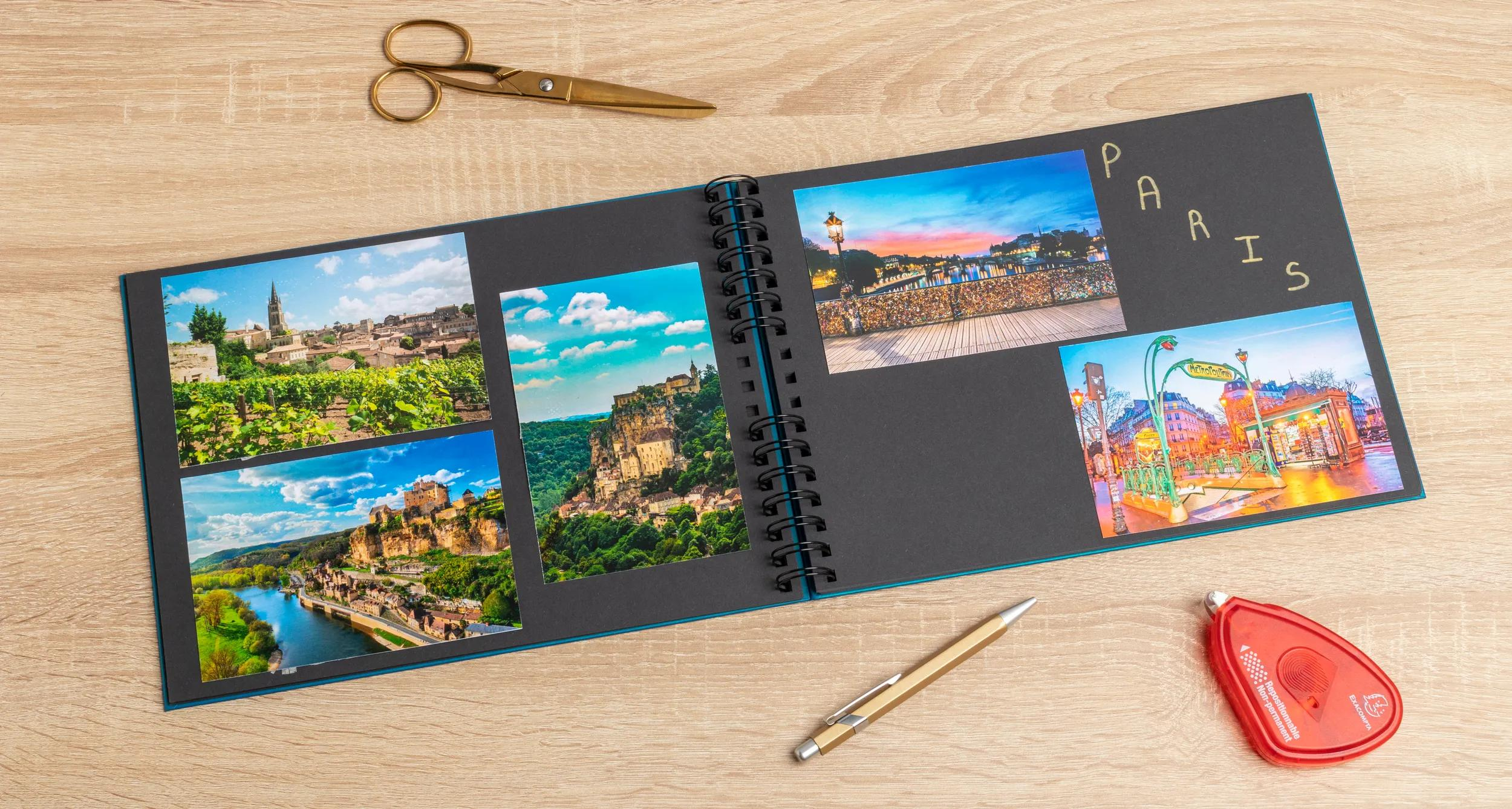 Un álbum de fotos abierto con cuatro imágenes, tijeras doradas y un bolígrafo.