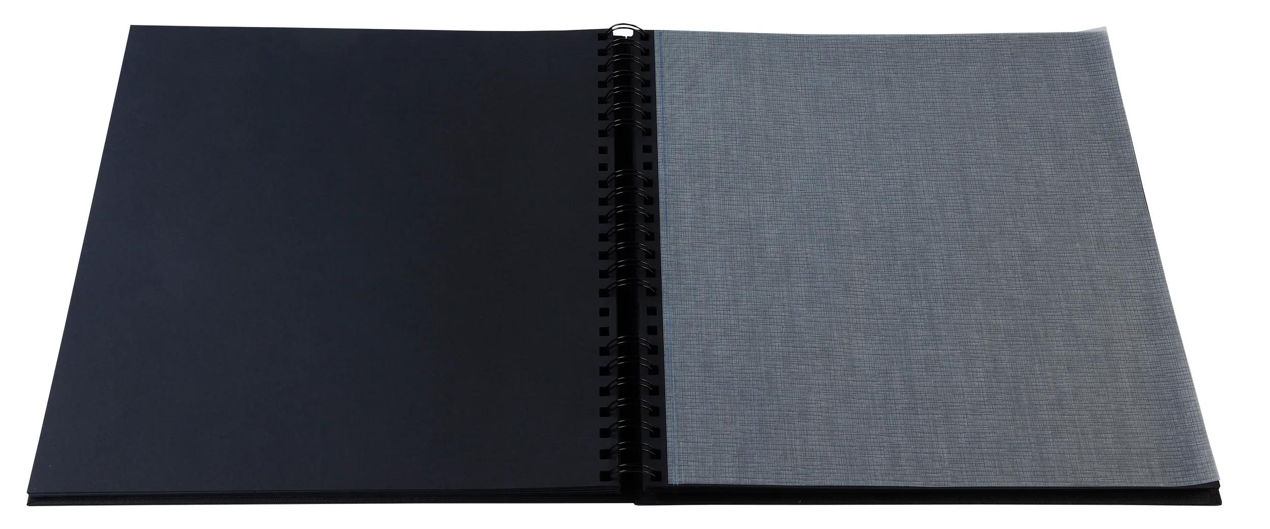 Un cuaderno abierto con páginas negras y grises, encuadernado con espiral negra.