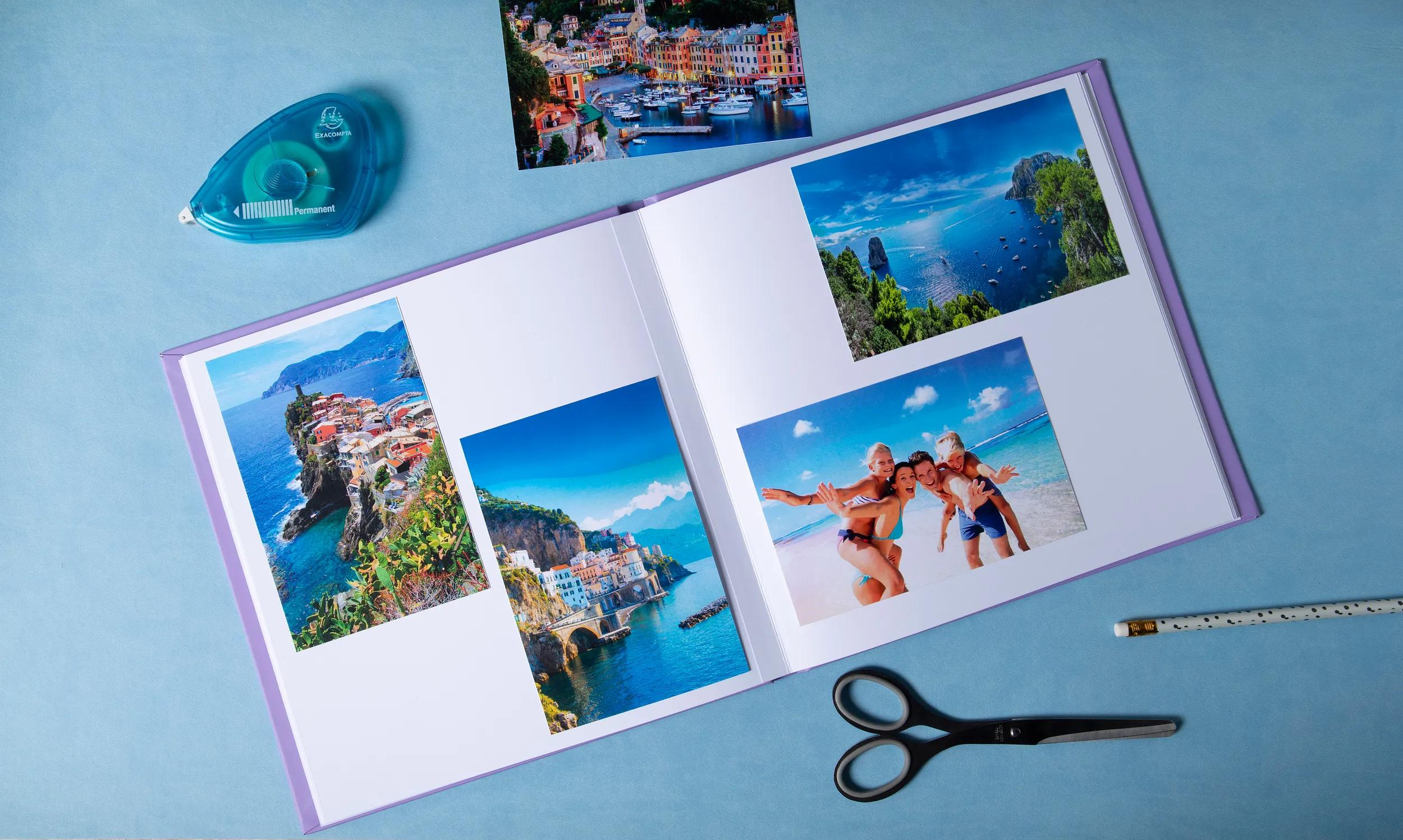 Un álbum abierto con fotos de vacaciones, tijeras y un lápiz.