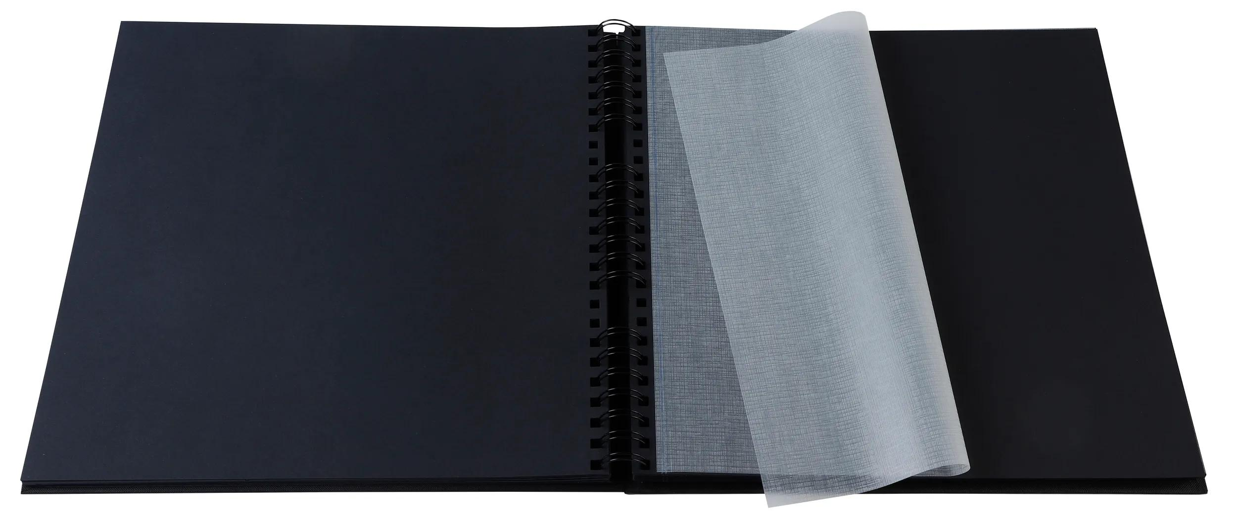 Un cuaderno negro abierto con espiral y hoja protectora.