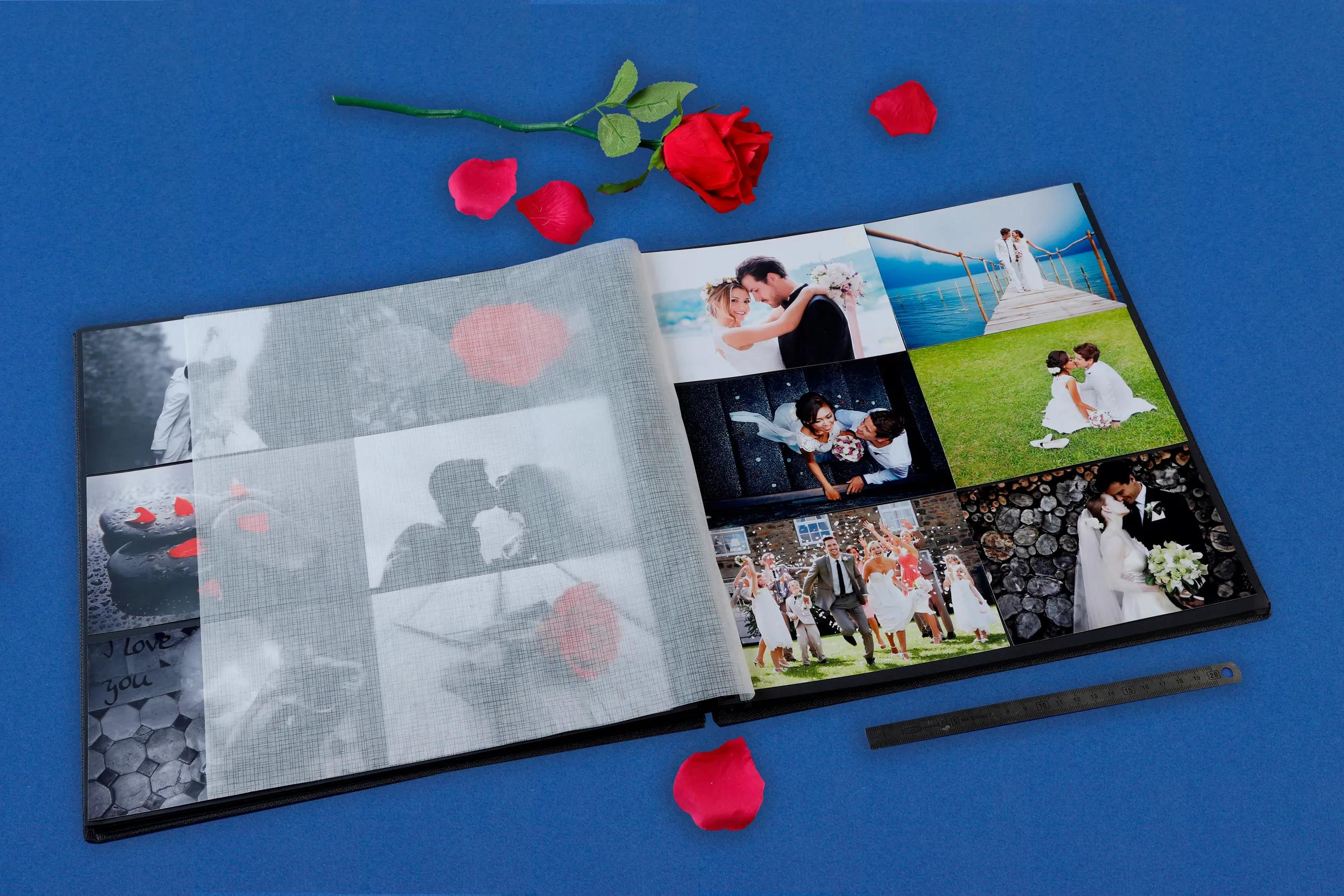Un álbum de bodas abierto con fotos de parejas, pétalos de rosa y una rosa.