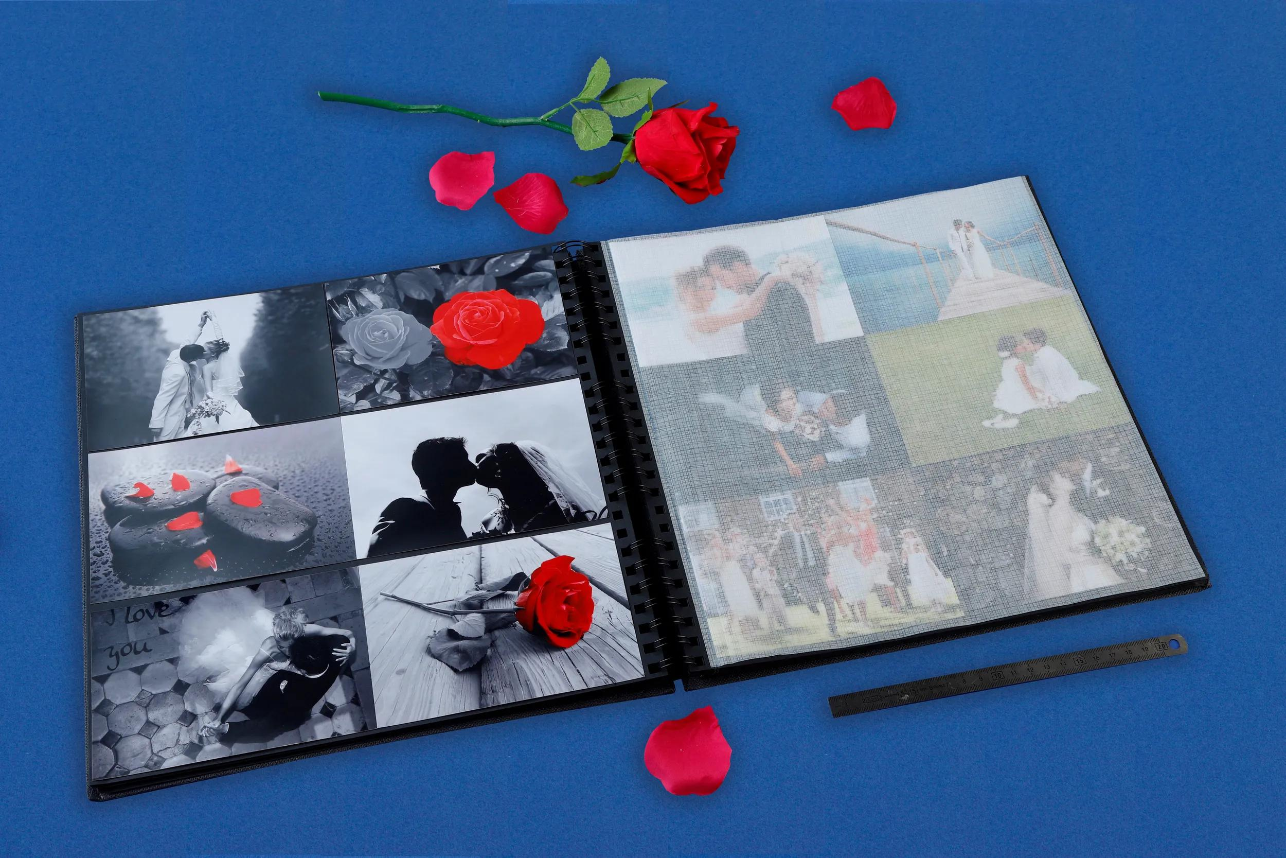 Un álbum de bodas abierto con fotos de bodas y rosas rojas sobre fondo azul.