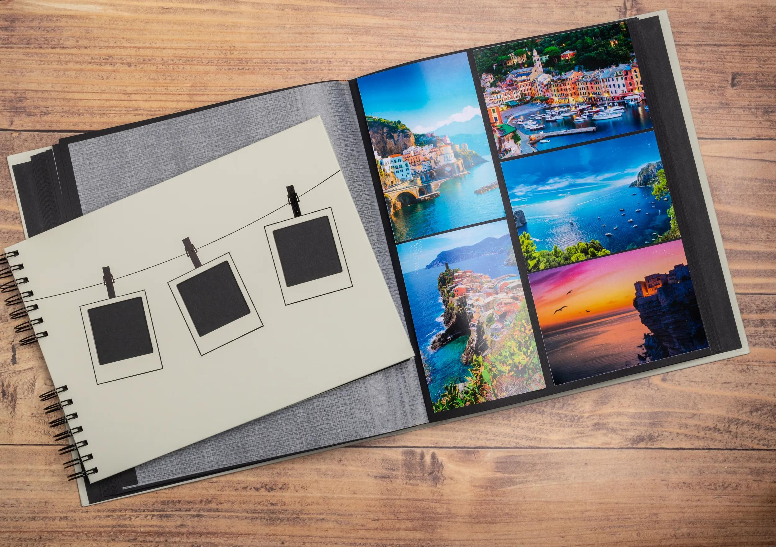 Un álbum de fotos abierto con fotos de vacaciones sobre fondo de madera.