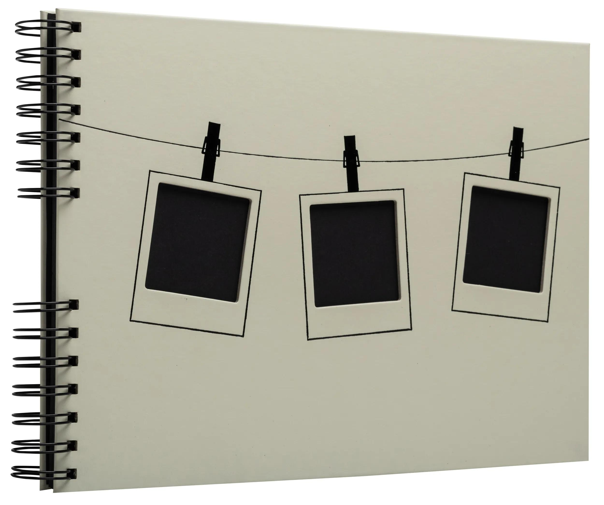 Un taccuino con spirale con tre adesivi stile Polaroid vuoti appesi a uno spago.