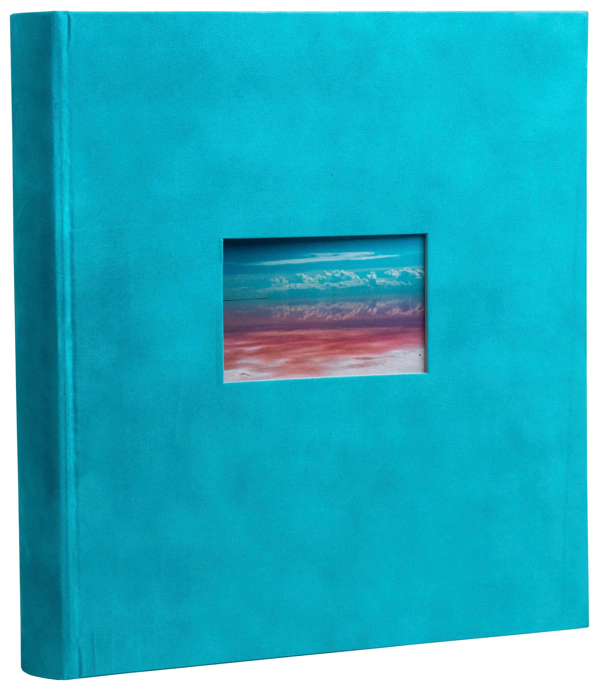 Una cubierta de libro turquesa con un recorte rectangular que muestra un cielo con nubes.