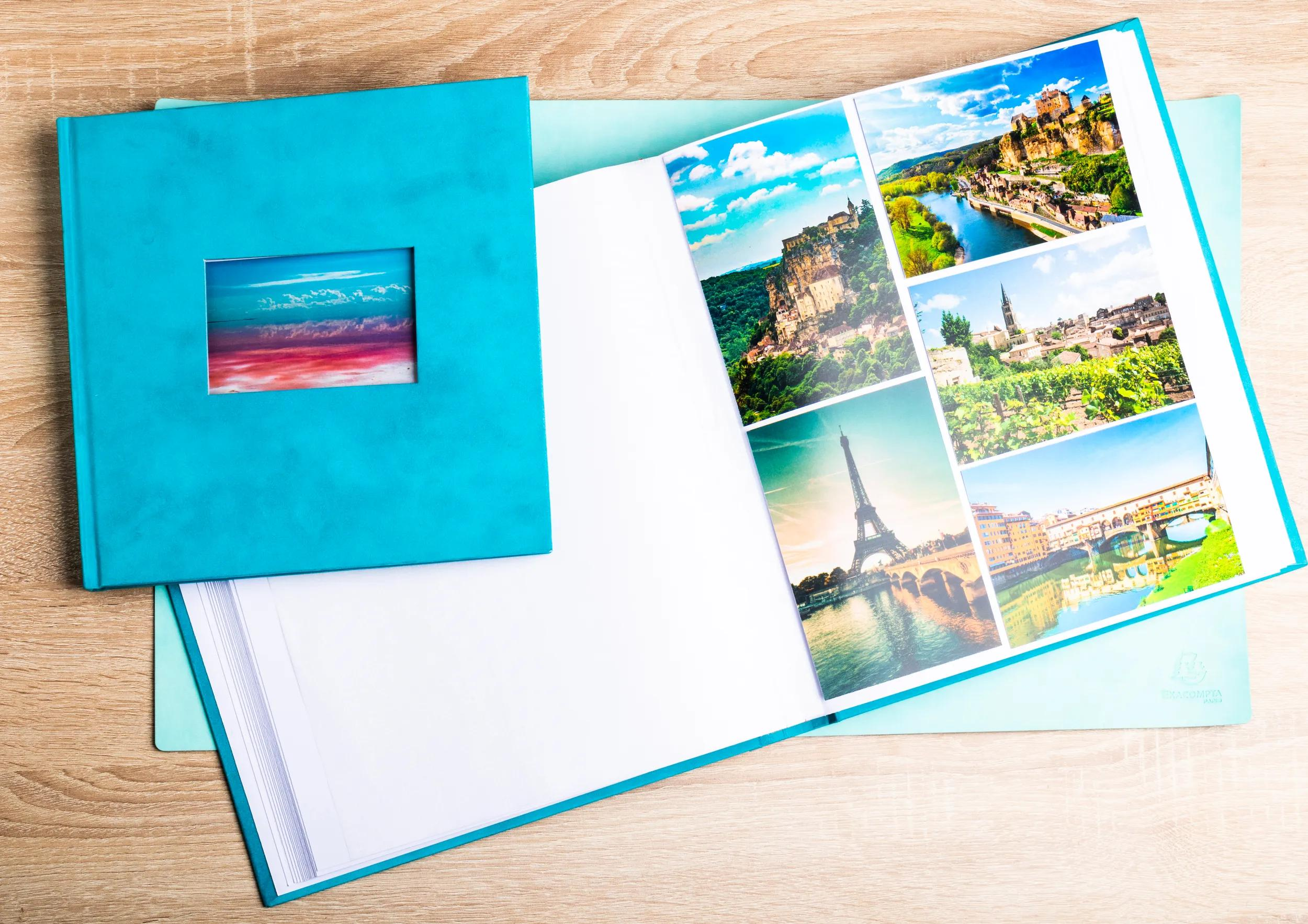 Un álbum de fotos abierto con fotos de viajes de París y Florencia sobre una mesa de madera.