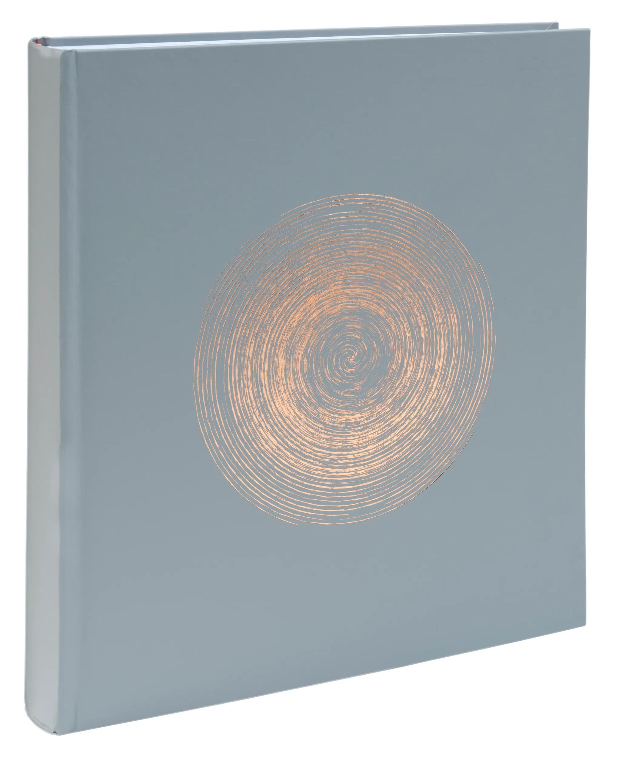 Un libro azul grisáceo con un patrón de espiral de cobre en la portada.