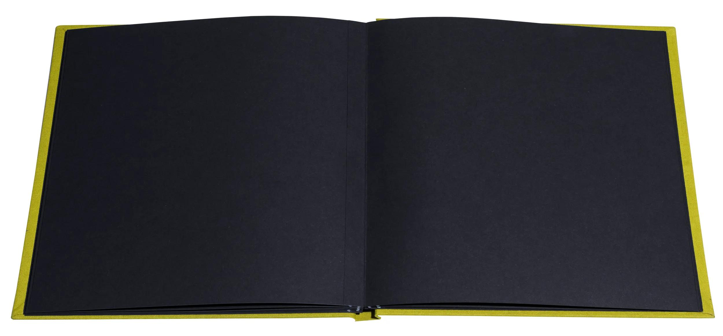 Un libro abierto con páginas negras y cubierta amarilla.