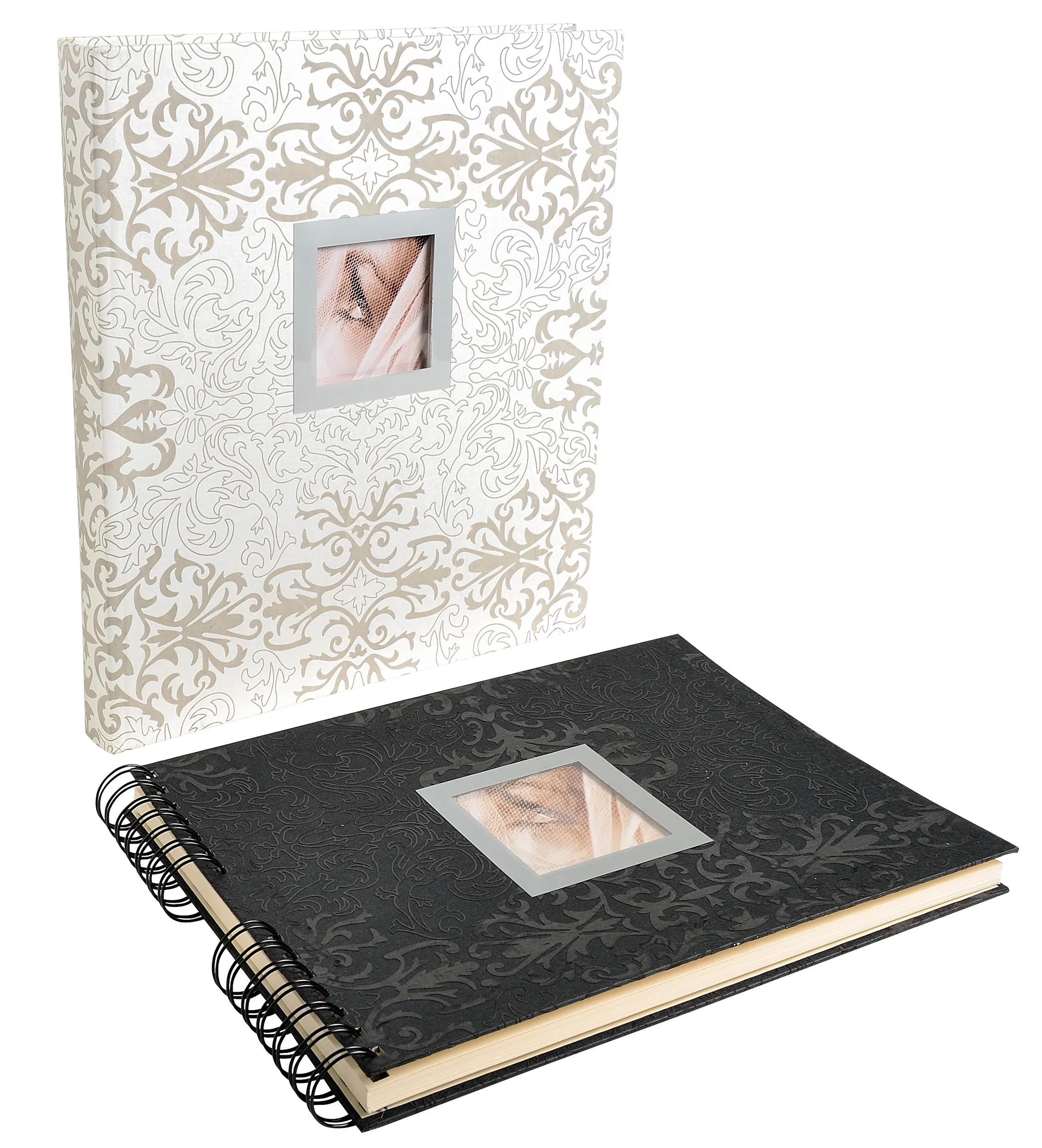 Dos álbumes de fotos con estampado ornamental, uno abierto con espiral.