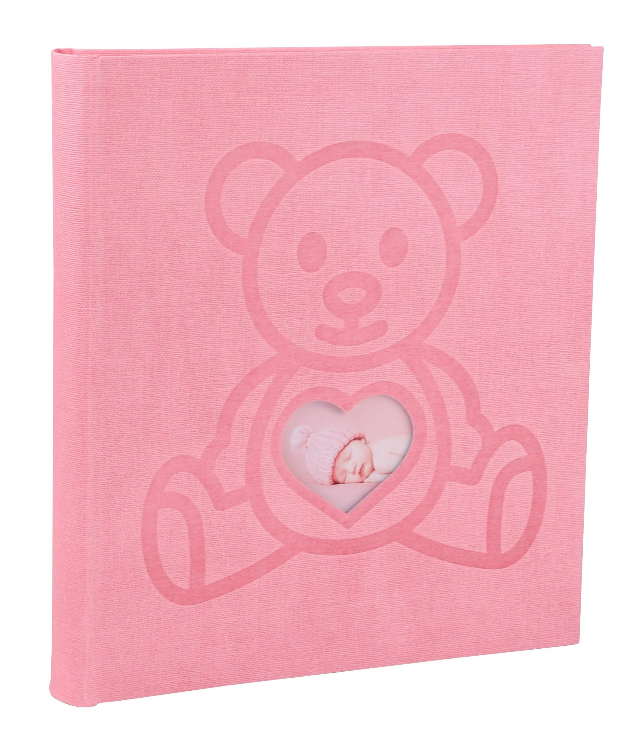 Una portada de álbum de fotos rosa con diseño de osito de peluche y ventana en forma de corazón.