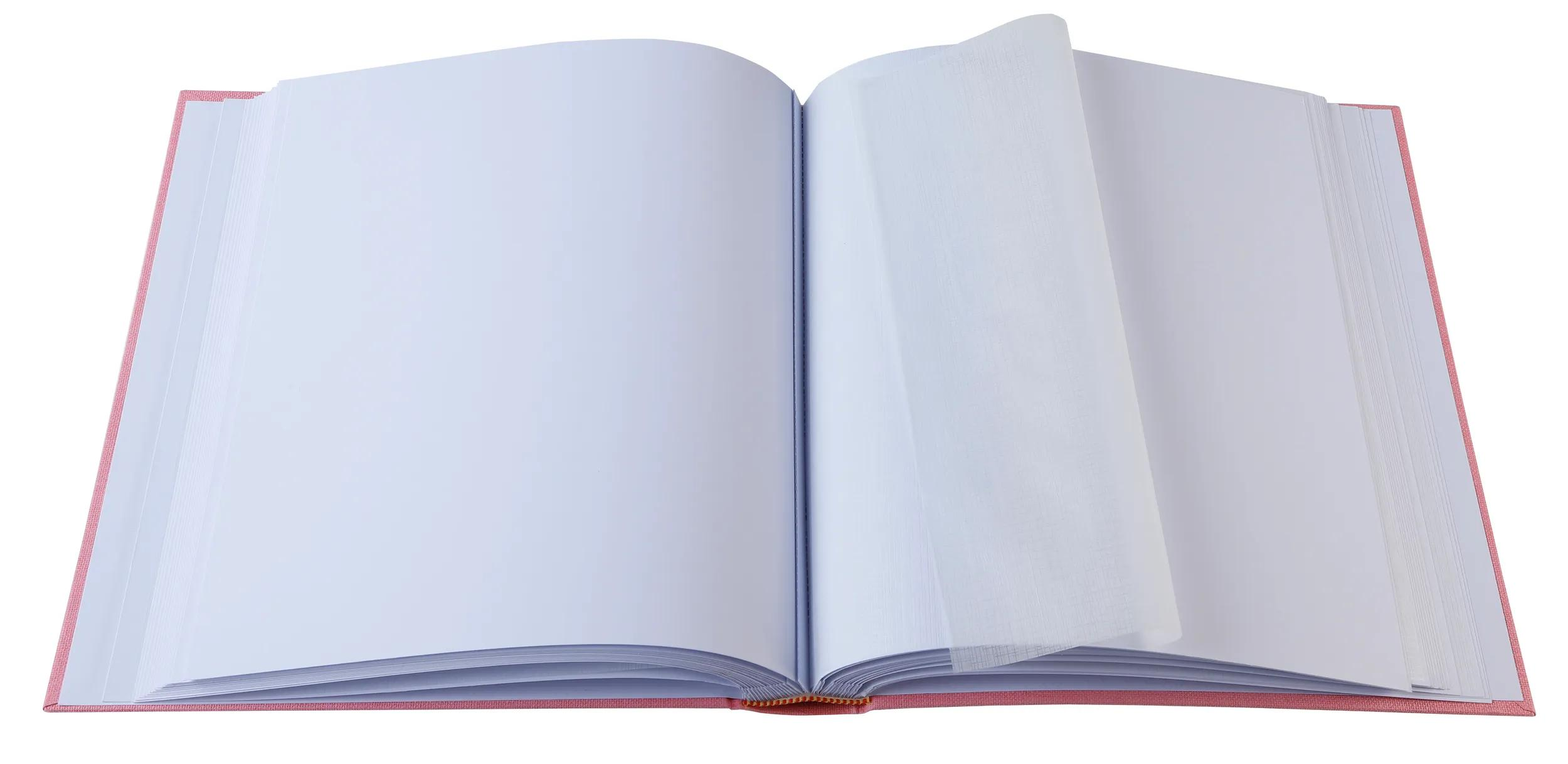 Un libro abierto con páginas en blanco y cubierta rosa sobre fondo blanco.