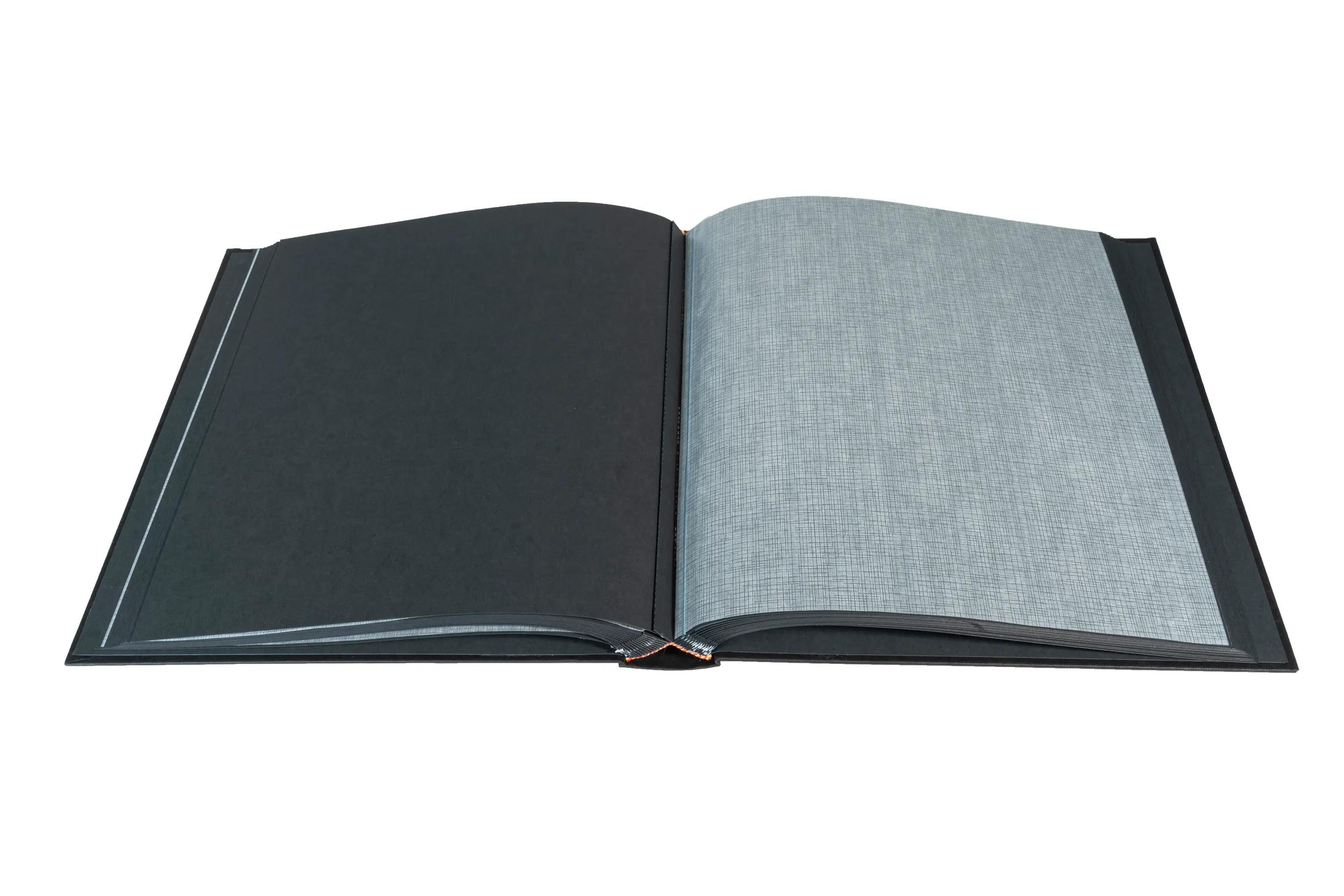Un libro abierto con páginas negras y azul claro sobre fondo blanco.