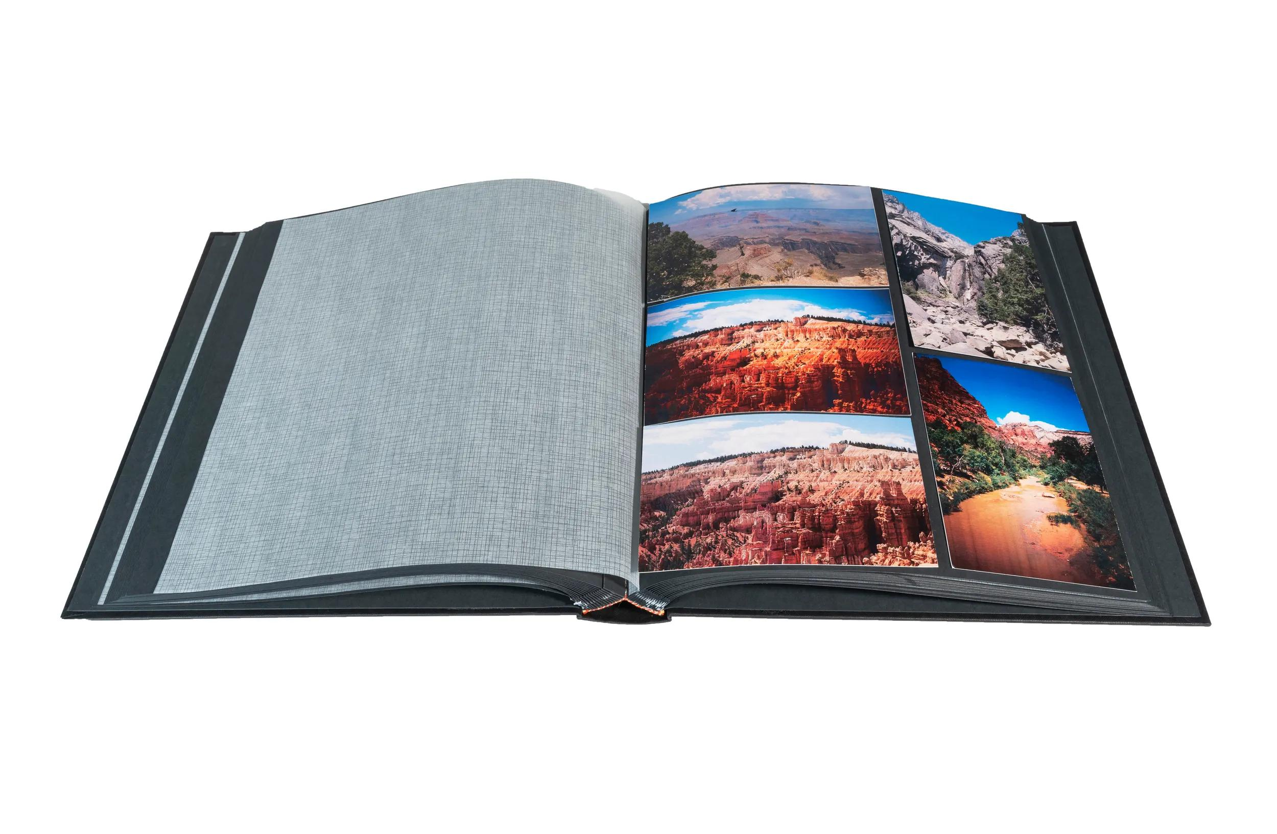 Un álbum de fotos abierto con imágenes de paisajes de cañones y ríos.