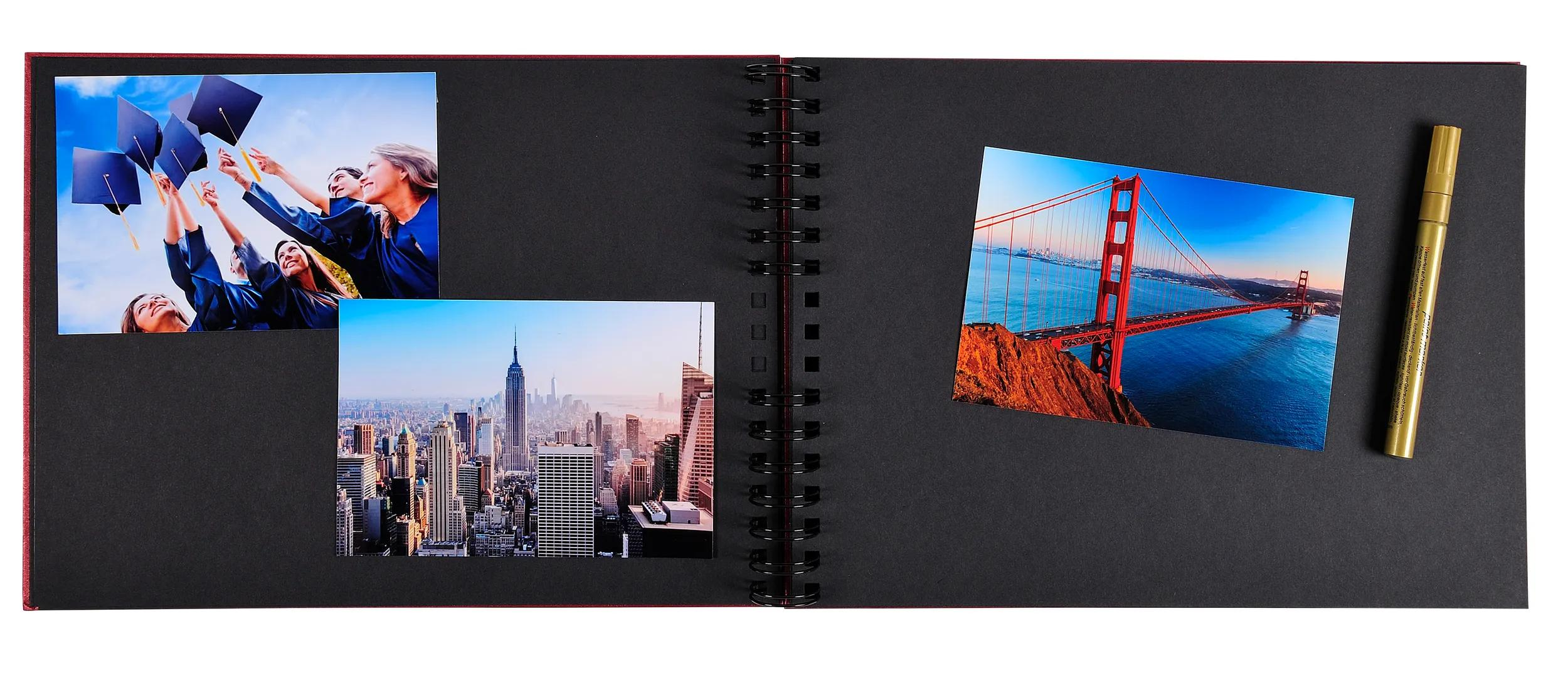 Un álbum abierto con tres fotos: graduados con birretes, horizonte de Nueva York, Puente Golden Gate.