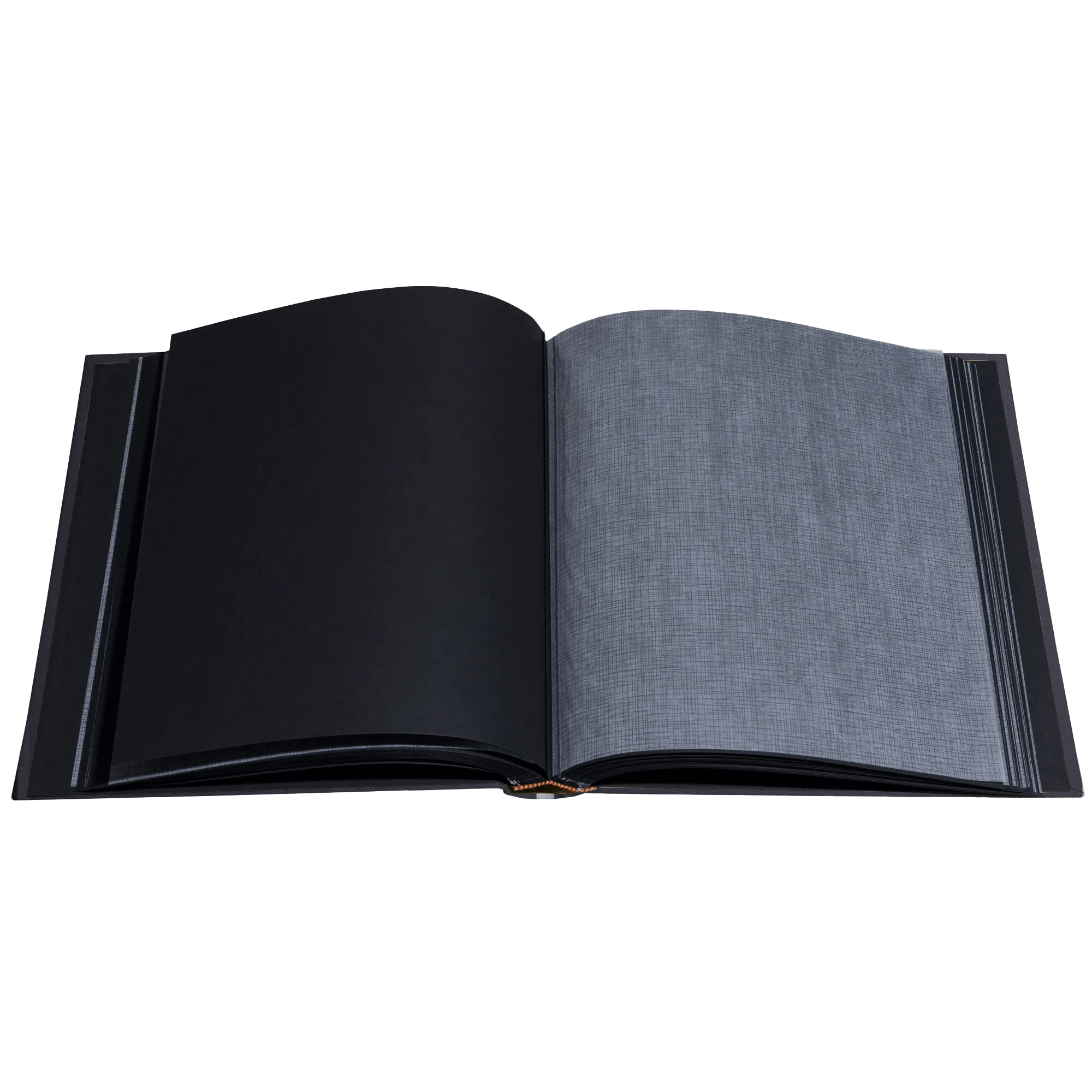 Un libro negro abierto con páginas negras y grises sobre fondo verde.