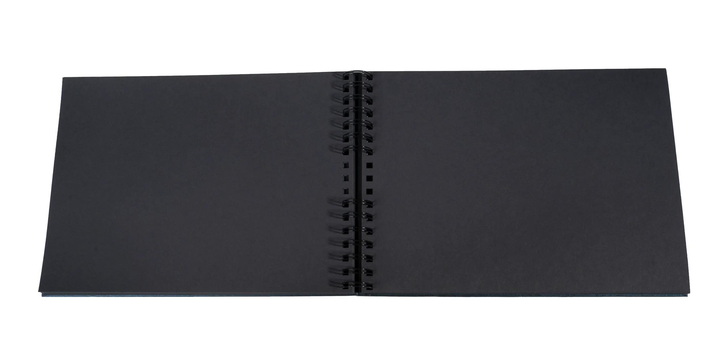 Un cuaderno abierto de espiral negro sobre fondo blanco.