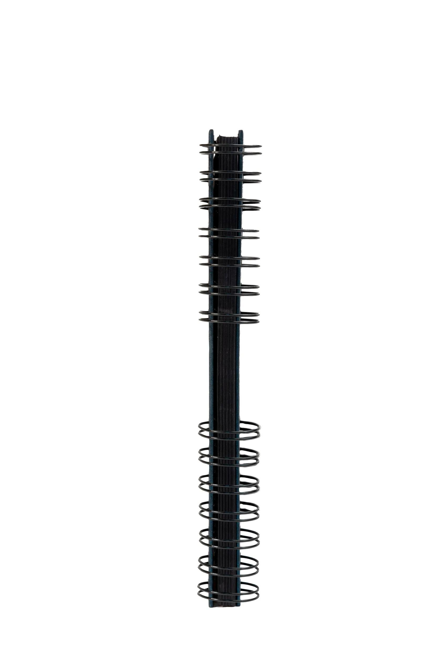 Cuaderno de espiral negro, primer plano del borde.