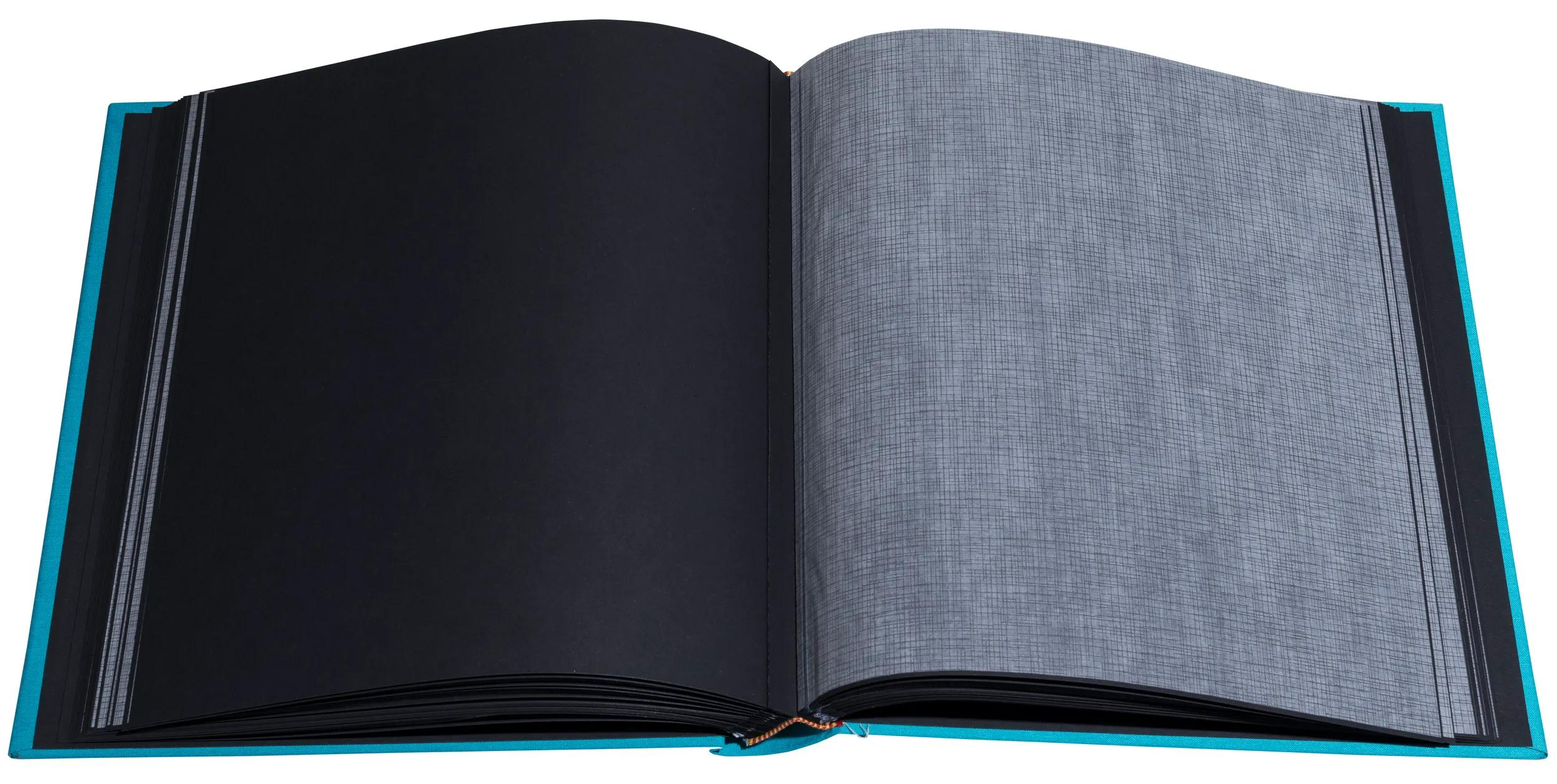 Un libro azul abierto con páginas negras y estampadas.