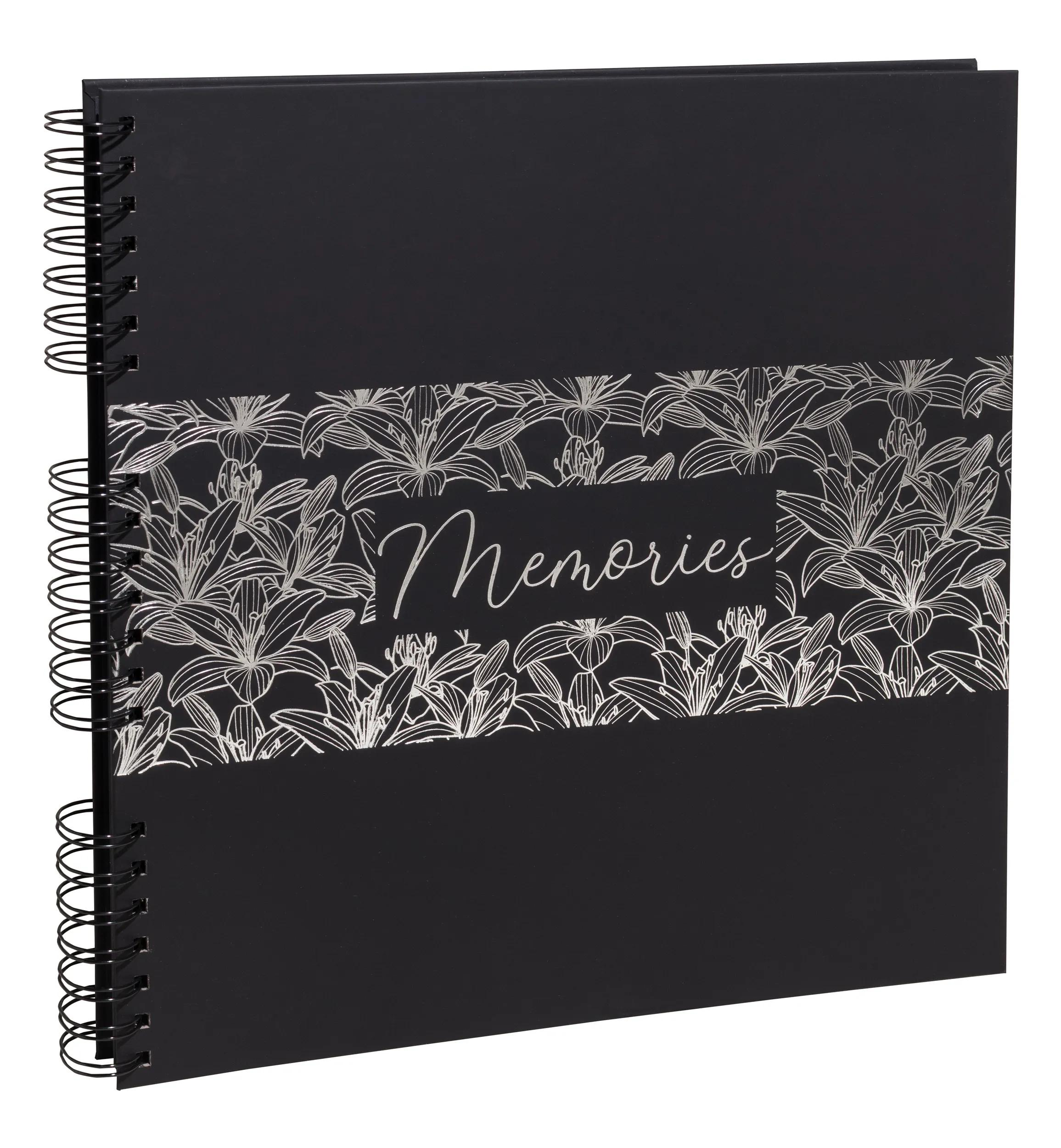 Álbum de recortes negro con diseño floral plateado y la palabra "Memories".