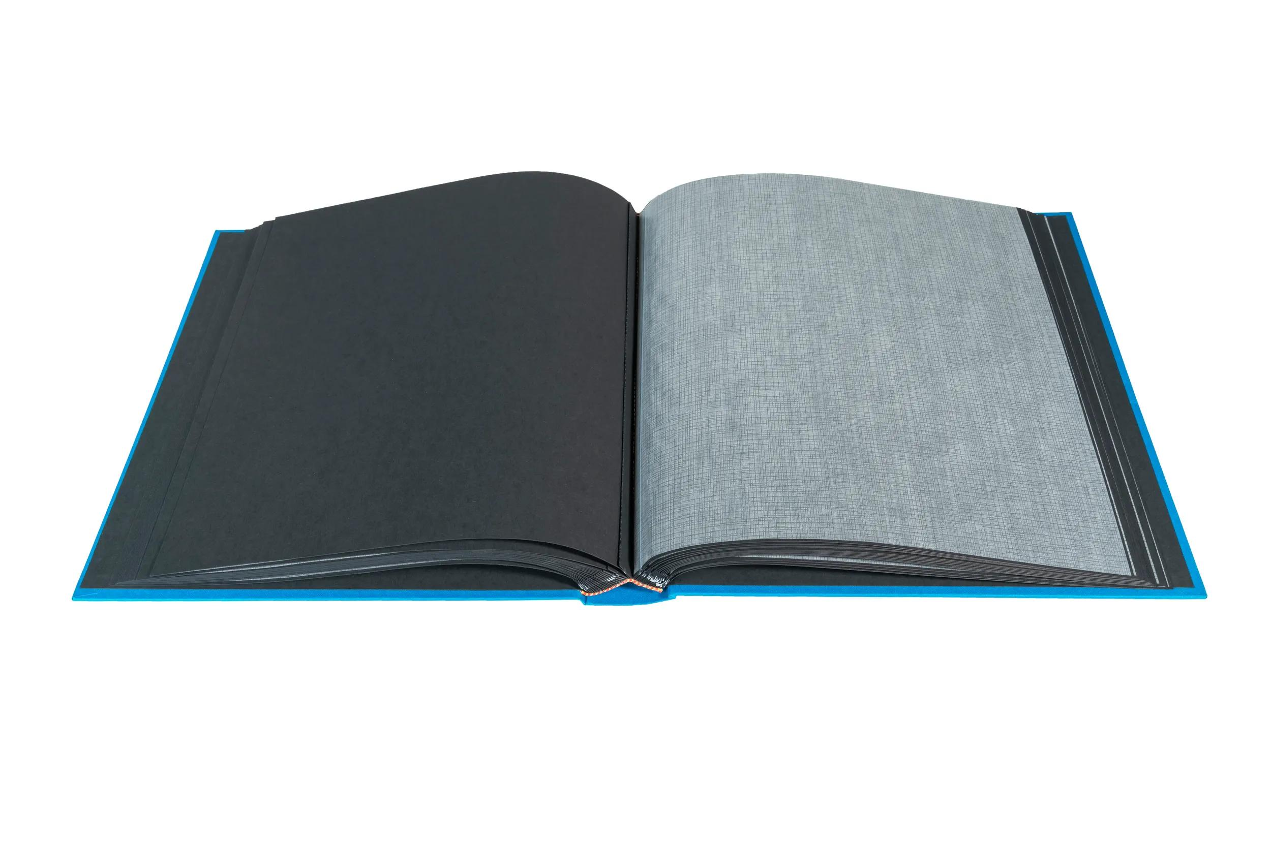 Un libro abierto con páginas negras y grises, y tapa azul.