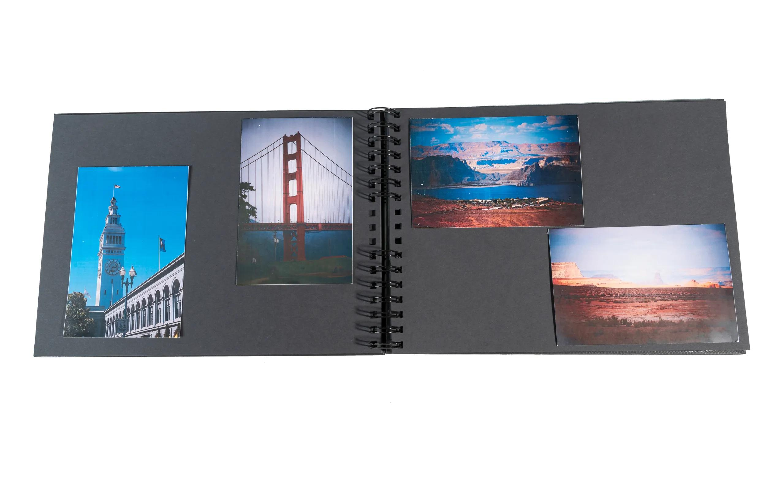 Un álbum de fotos abierto que muestra cuatro fotos de viajes.