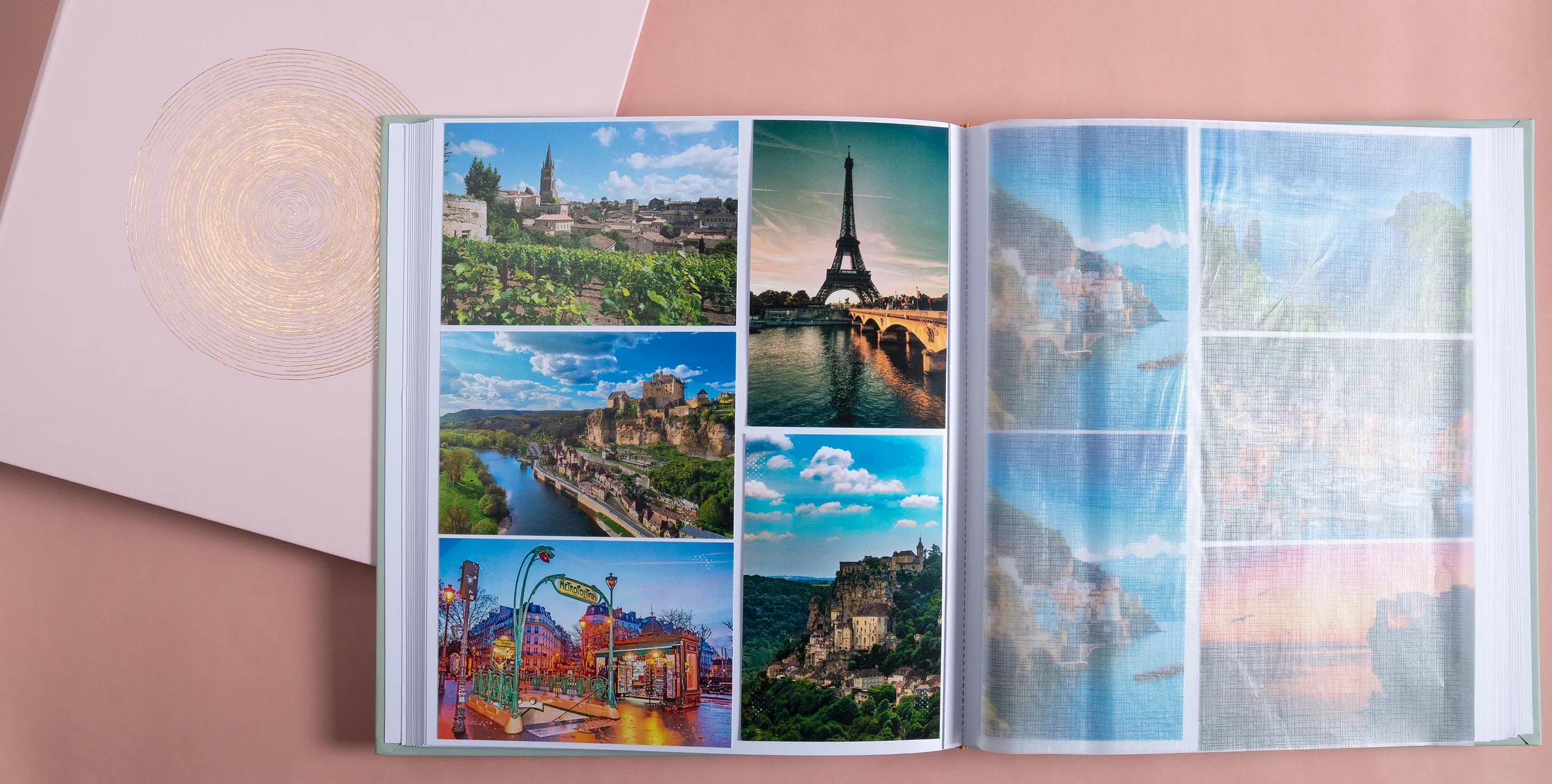 Un álbum de fotos abierto con varias fotos de viajes, incluida la Torre Eiffel y castillos.