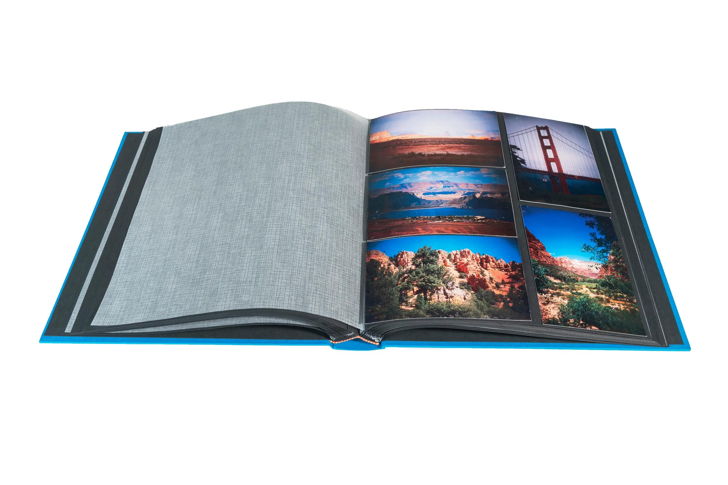 Un álbum de fotos abierto que muestra paisajes y un puente.