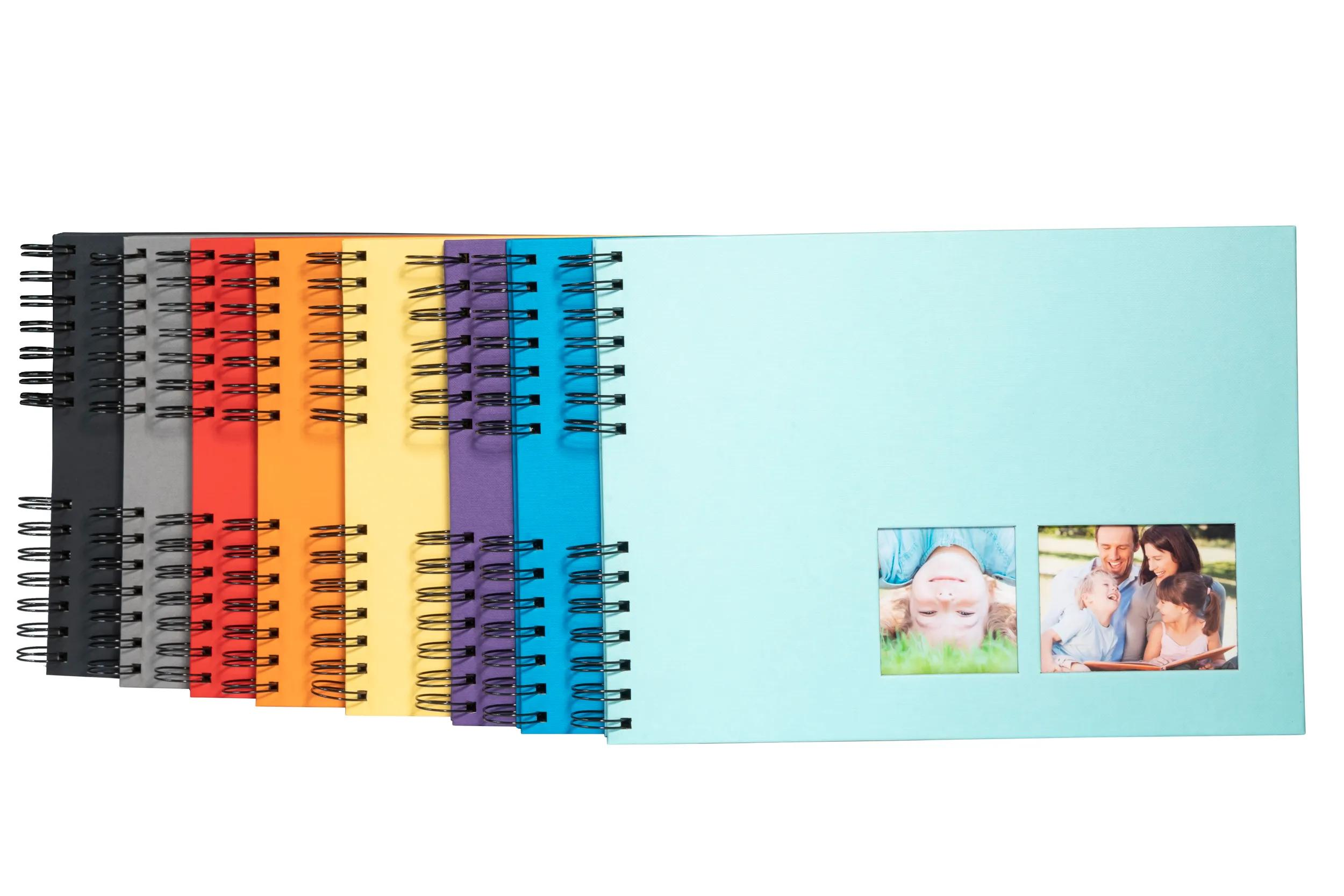 Diversi album con spirale colorati, due con foto di famiglia.