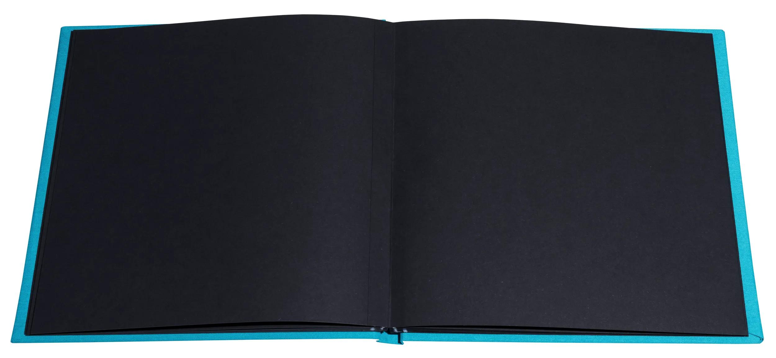 Un libro abierto con páginas negras y cubierta azul.
