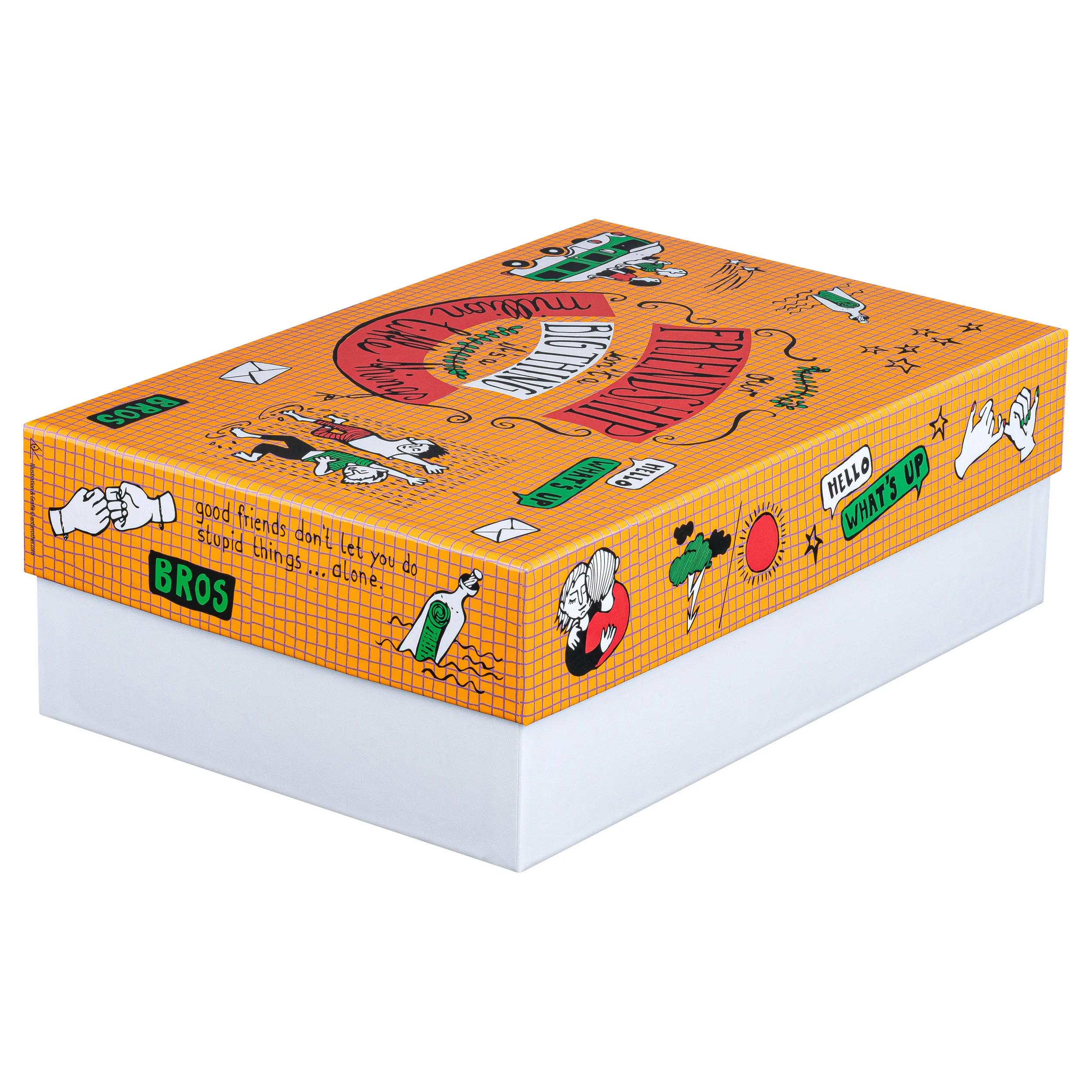 Caja naranja con ilustraciones de personas, texto y bocadillos.