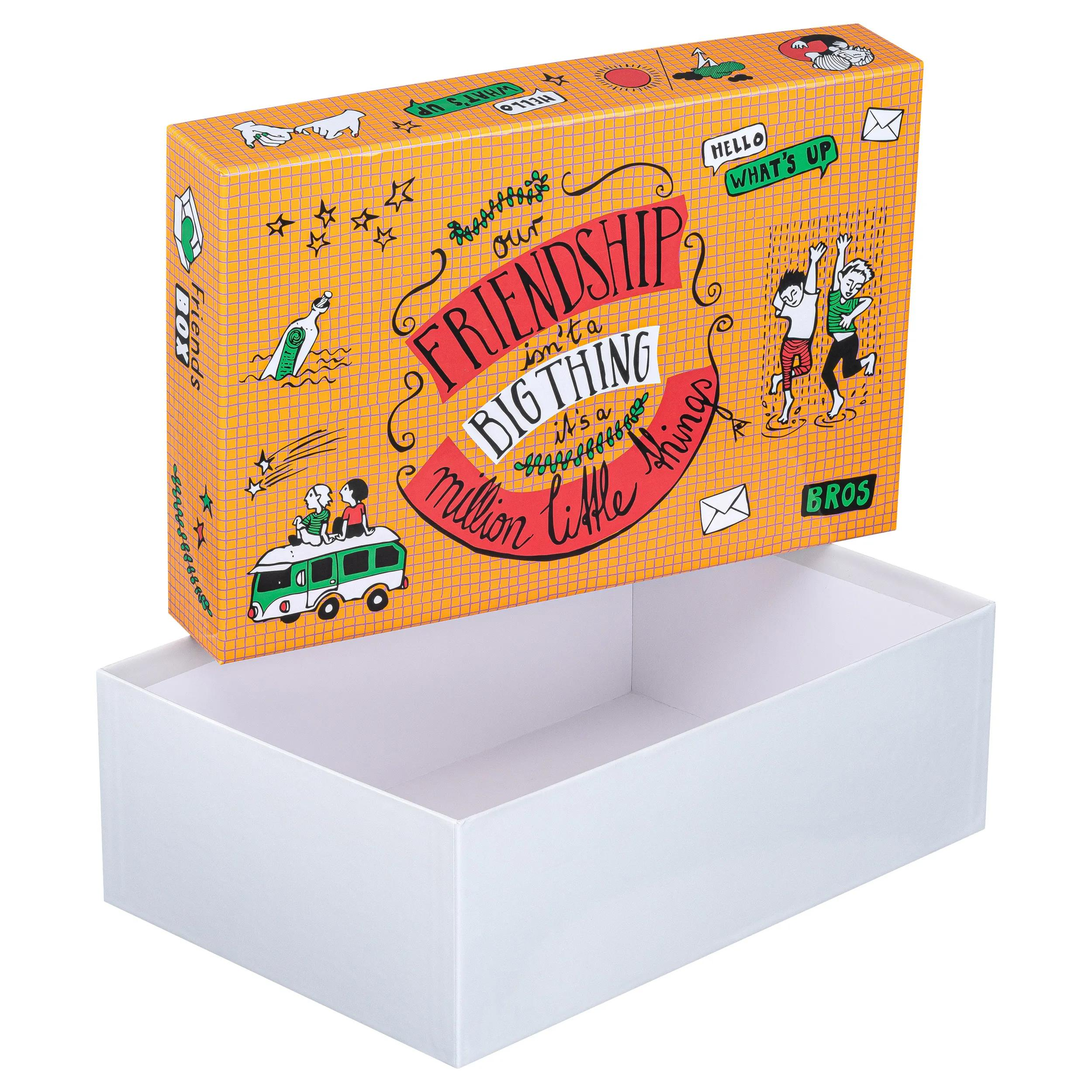 Una caja amarilla con ilustraciones y el texto 'FRIENDSHIP'.