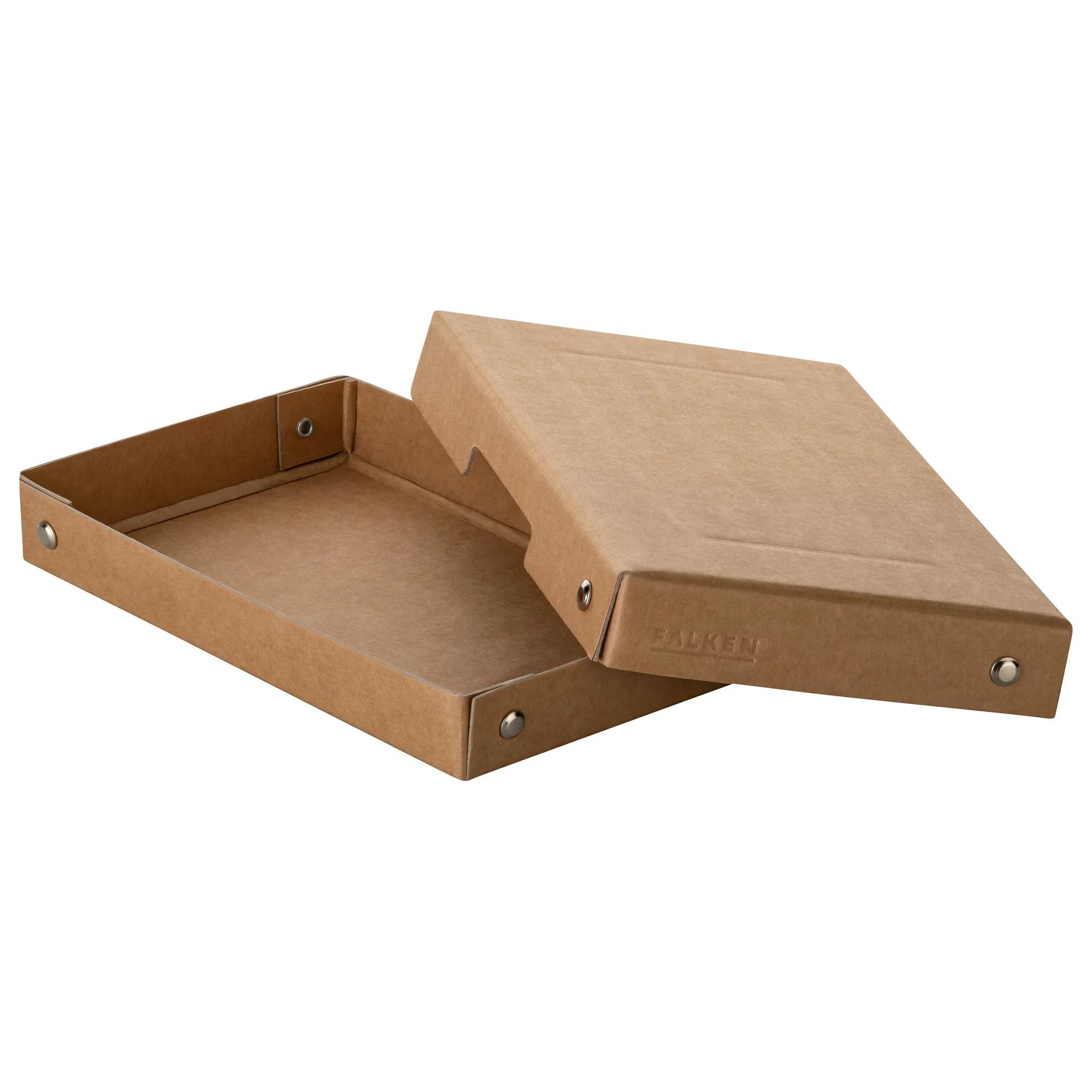 Caja de cartón marrón con tapa abierta, remaches y logo.