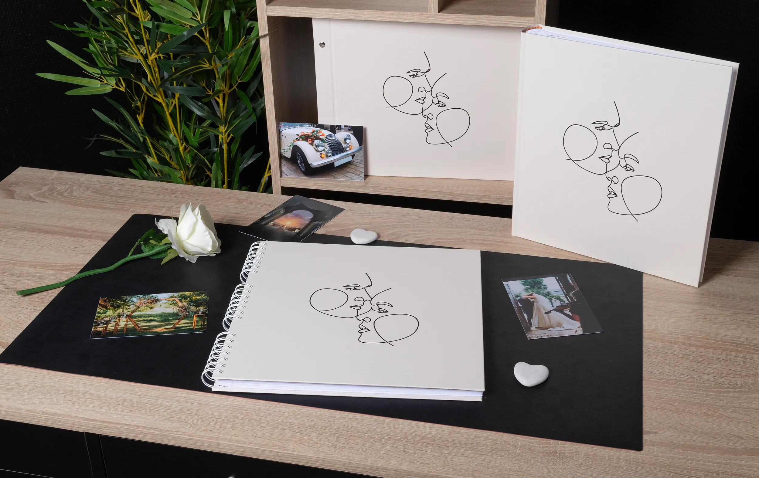 Un cuaderno con dos caras, una rosa blanca, un coche y fotos de boda.