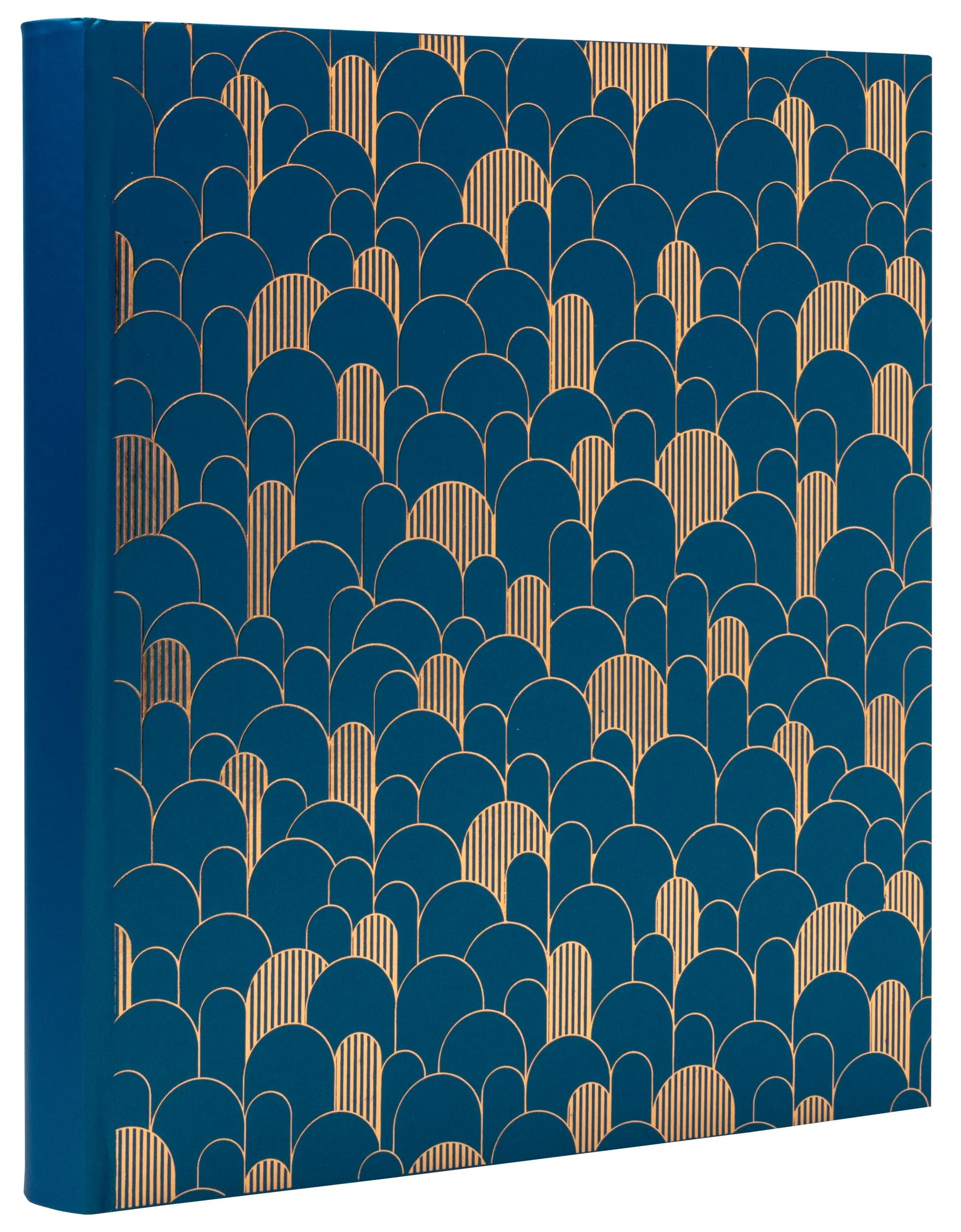 Una carpeta azul con un patrón geométrico de arcos dorados.