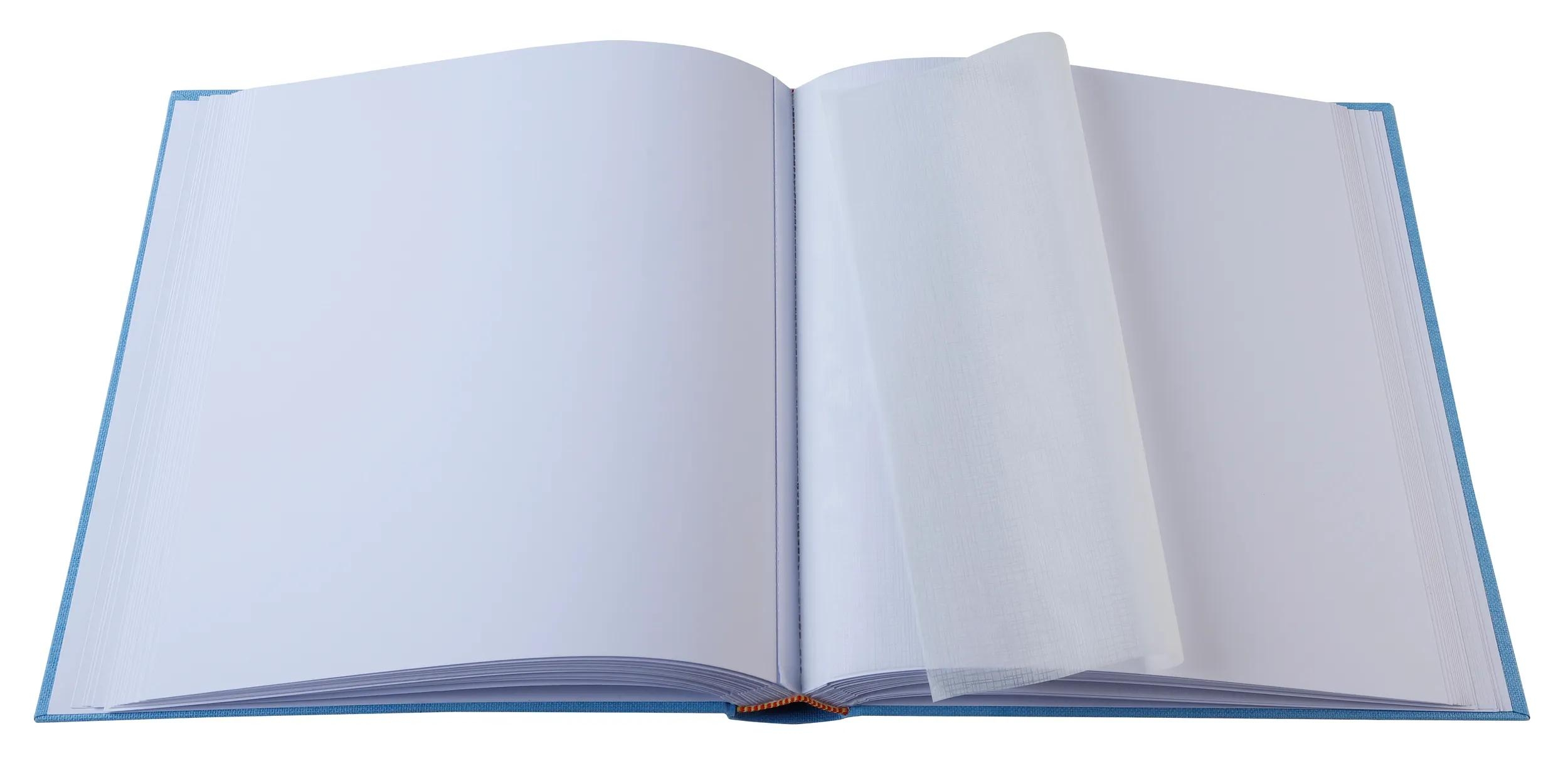 Un libro azul abierto con páginas blancas vacías y una lámina protectora.