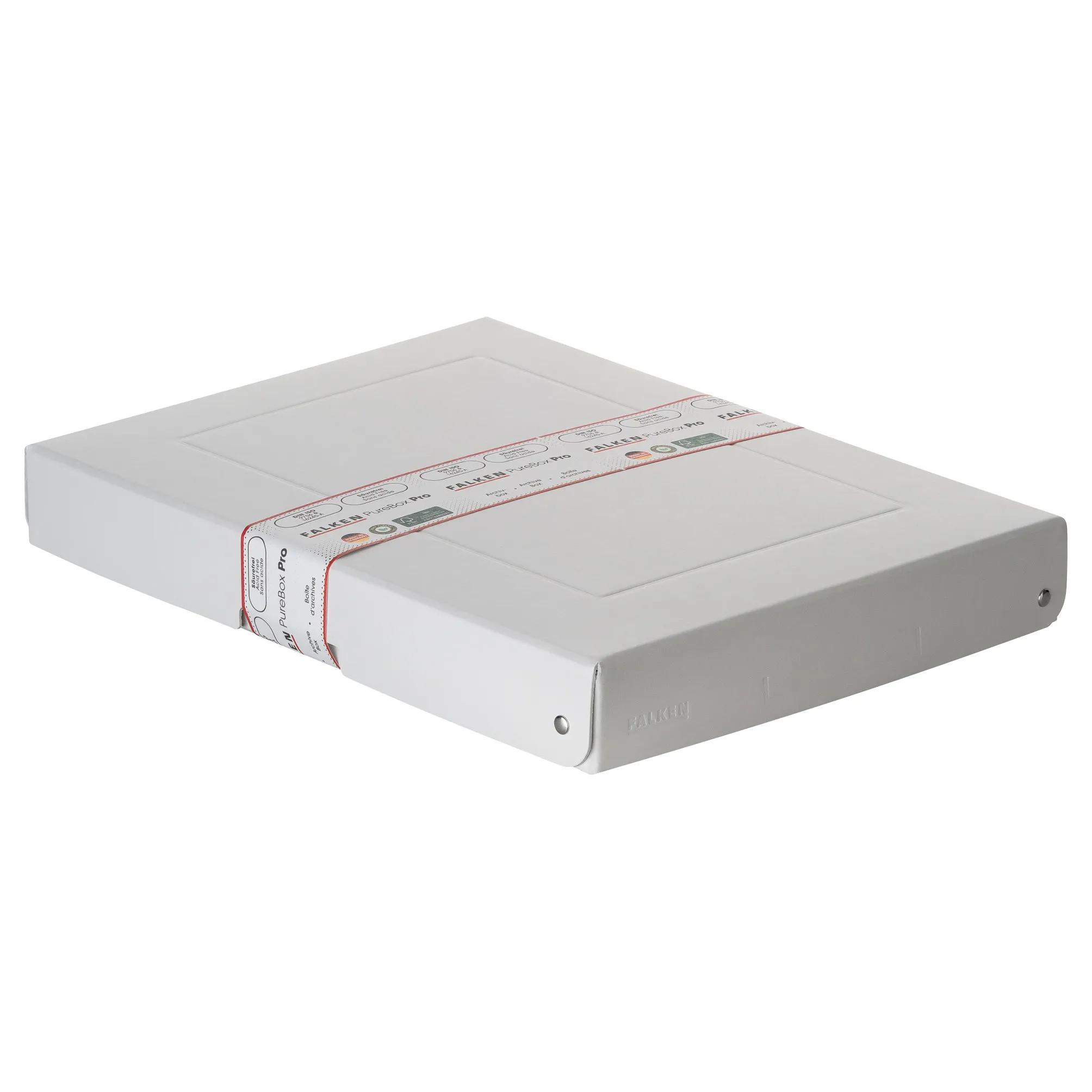 Una caja de archivo blanca con banda roja y etiquetas yace sobre fondo blanco.
