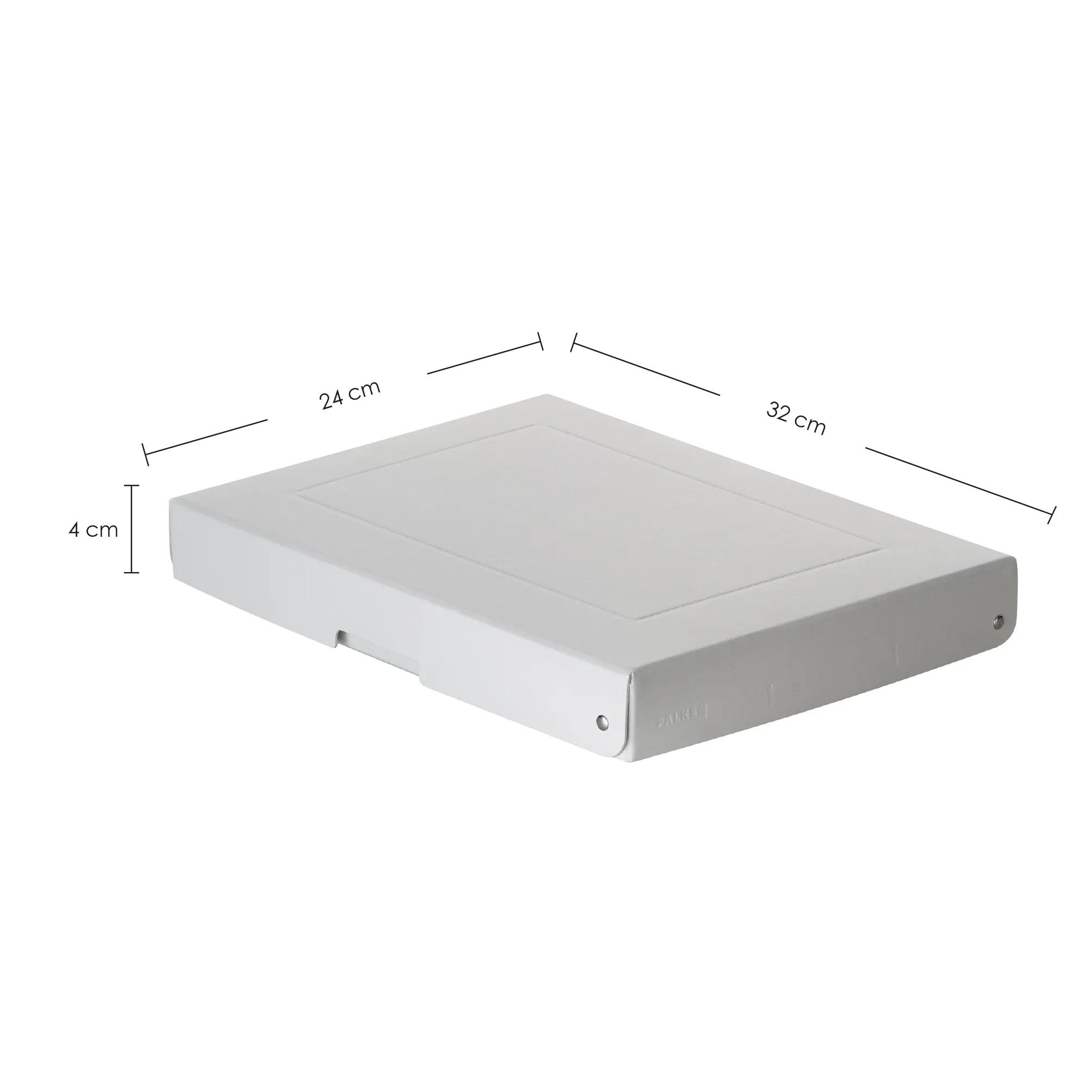 Carpeta blanca con medidas: 24 cm, 32 cm y 4 cm de alto.