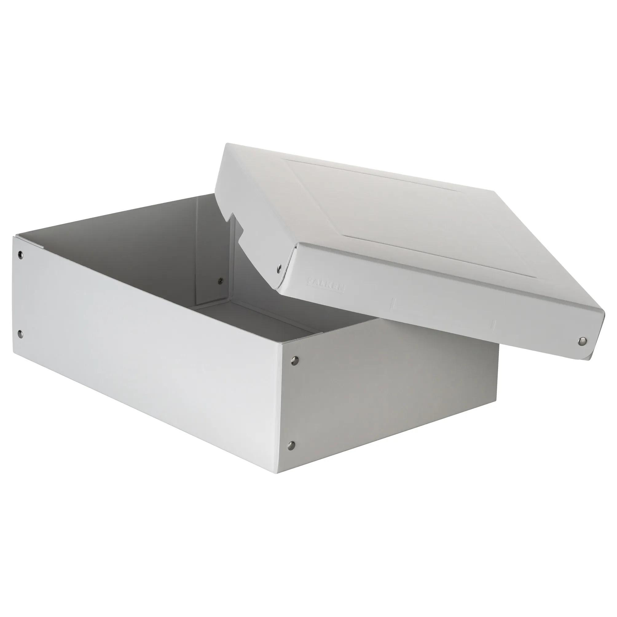Una caja metálica blanca con la tapa abierta sobre fondo blanco.