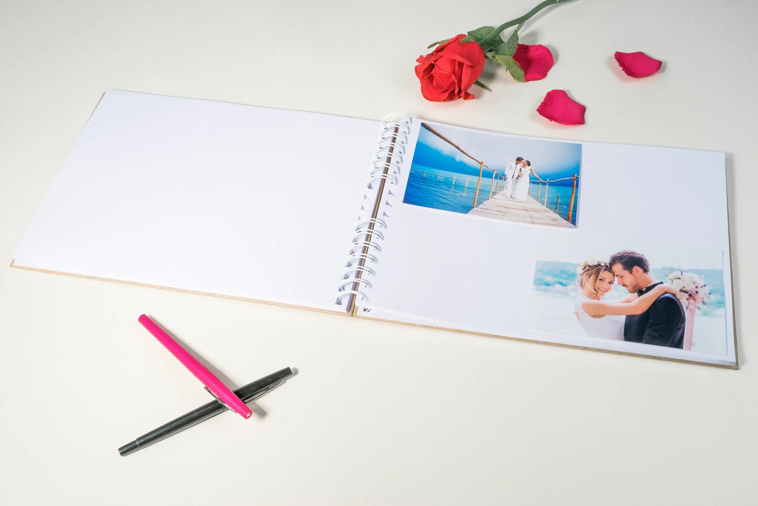Un álbum de fotos abierto con fotos de bodas y pétalos de rosa.