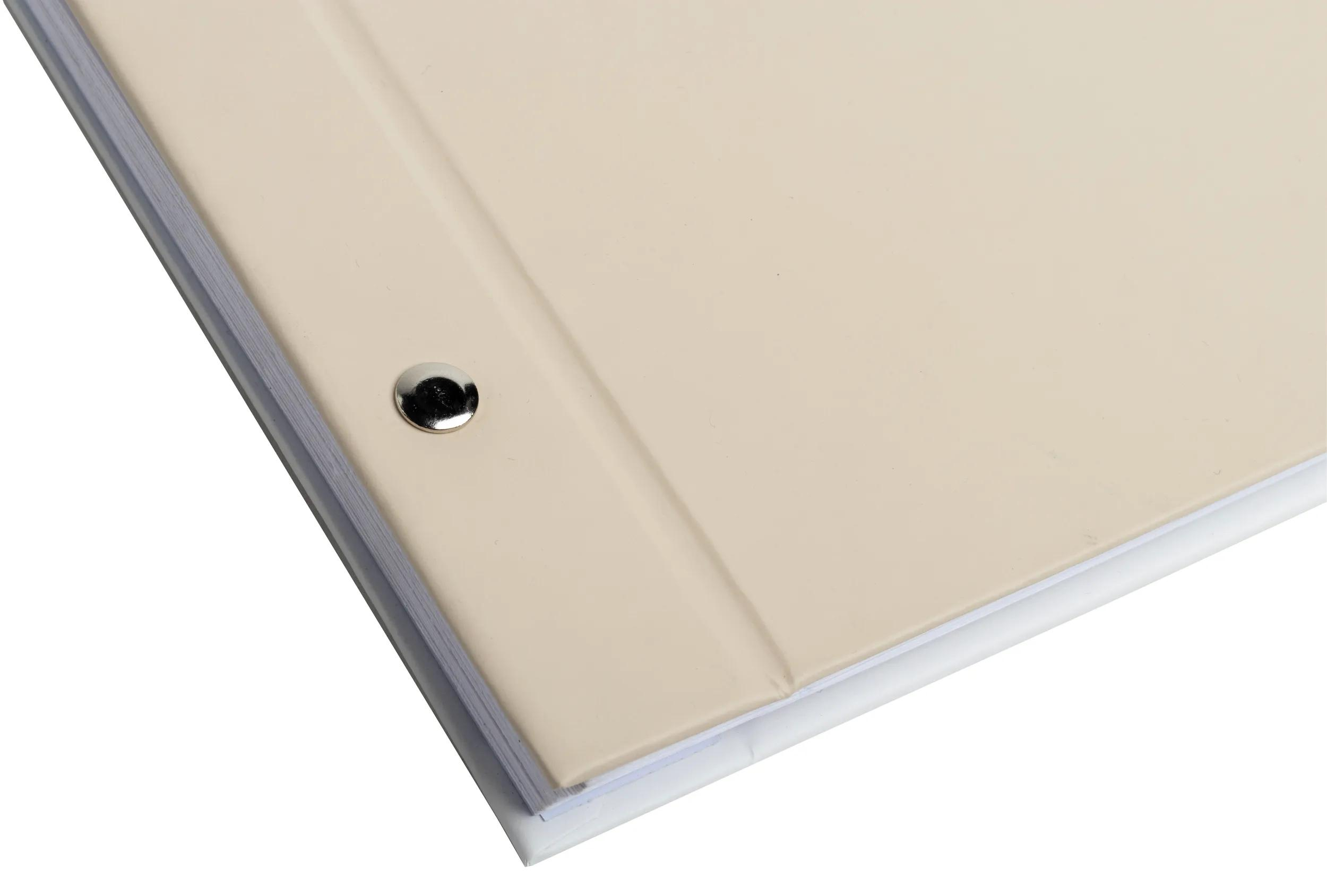 Raccoglitore beige con rivetto argentato e pagine di carta.